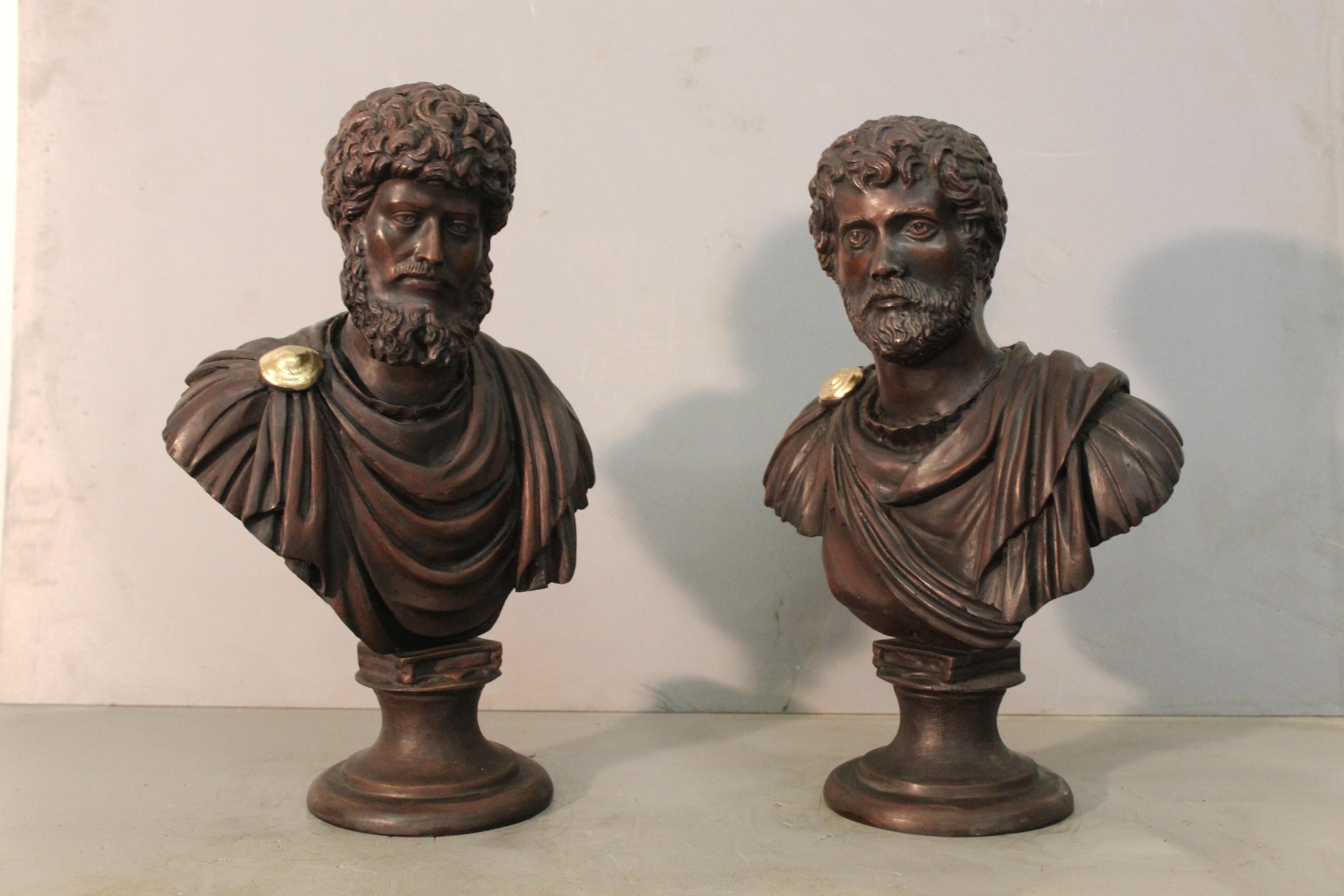 Pair of emperors in bronze, 20th century, measures 30 x 20 x 10cm.