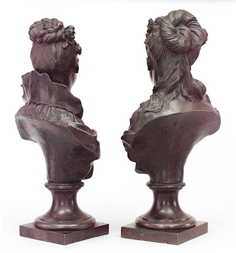 Paire de bustes en bronze de dames de la cour française du XIXe siècle sur socle (signé G. PECRON, 1881)
