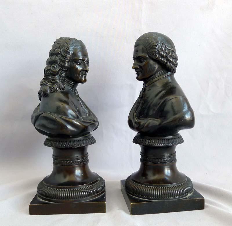 Patinato Coppia di busti in bronzo di Rousseau e Voltaire in vendita