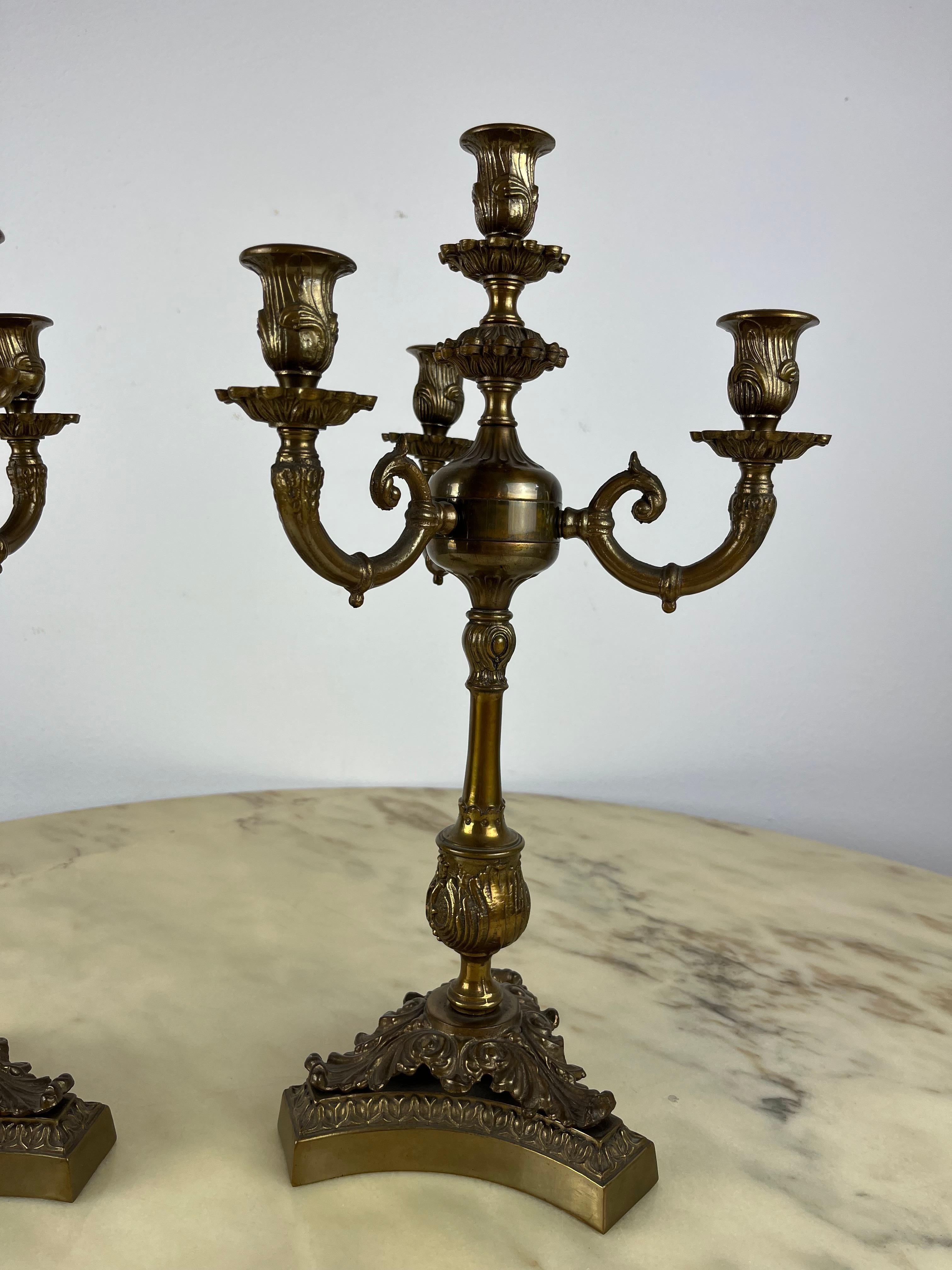 Pair of bronze candelabra, Italy, 1960s.
Four flames, found in a noble apartment.
Barely used, they are in excellent condition considering their age.