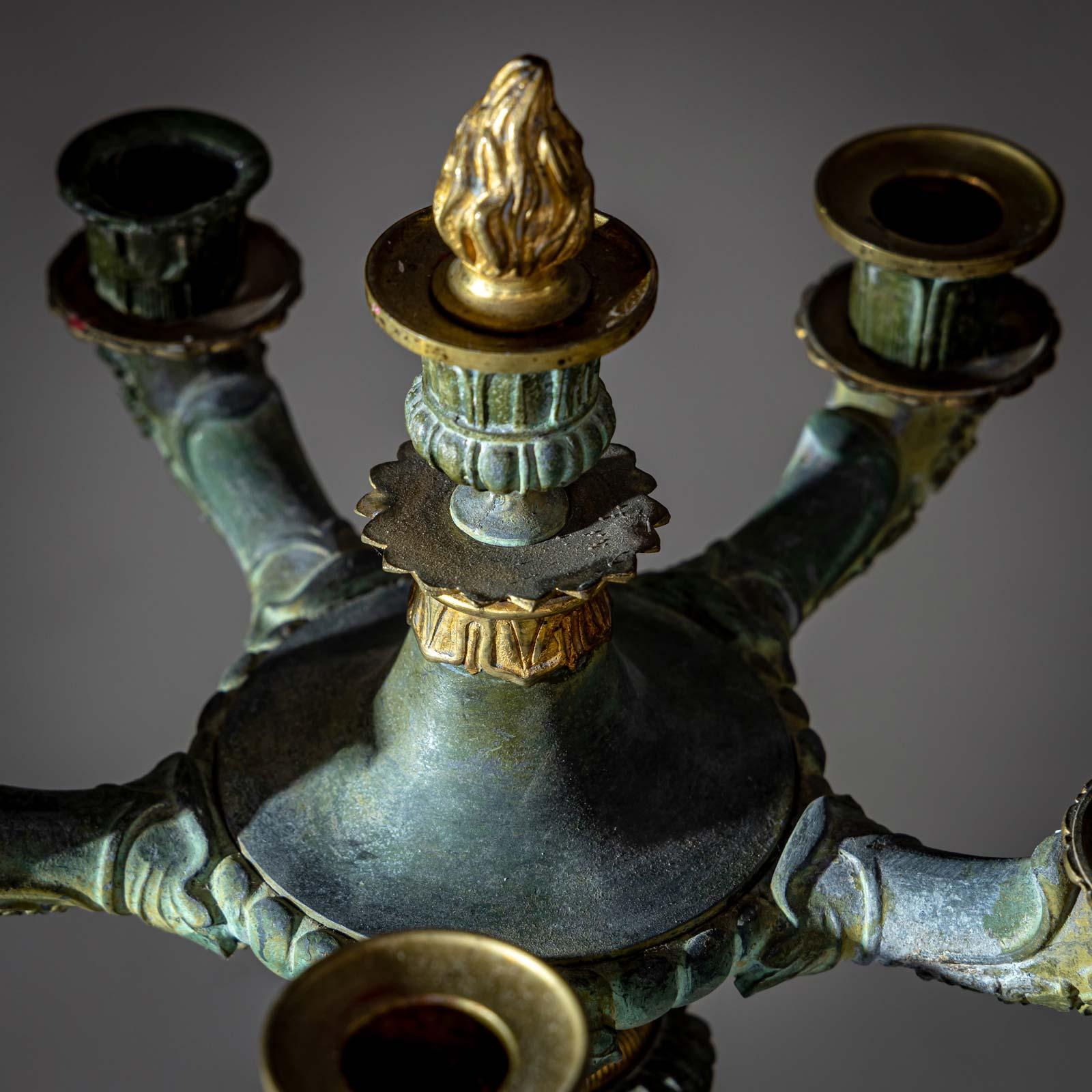 Coppia di candelabri in bronzo, prima metà del XIX secolo in vendita 4