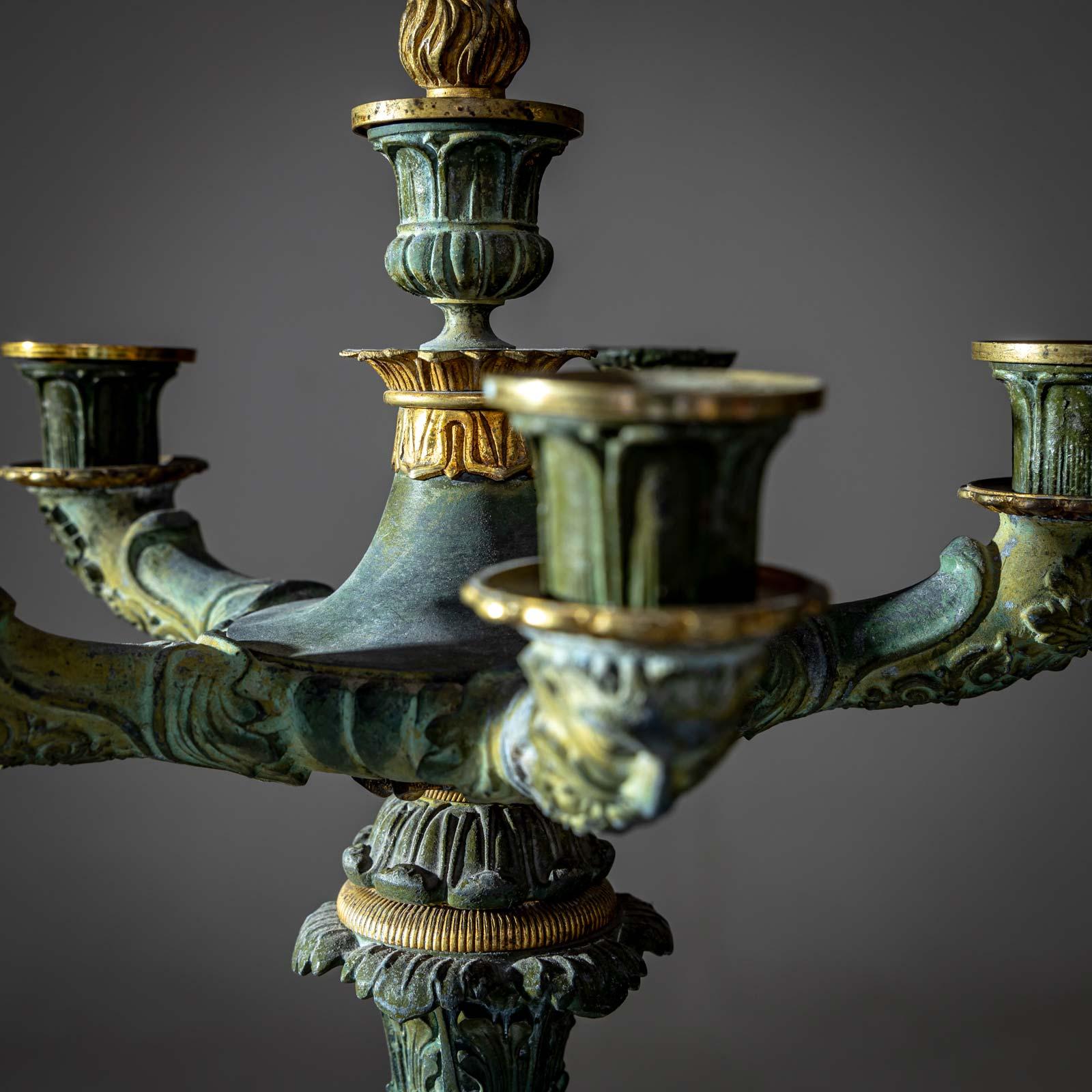 Coppia di candelabri in bronzo, prima metà del XIX secolo in vendita 3