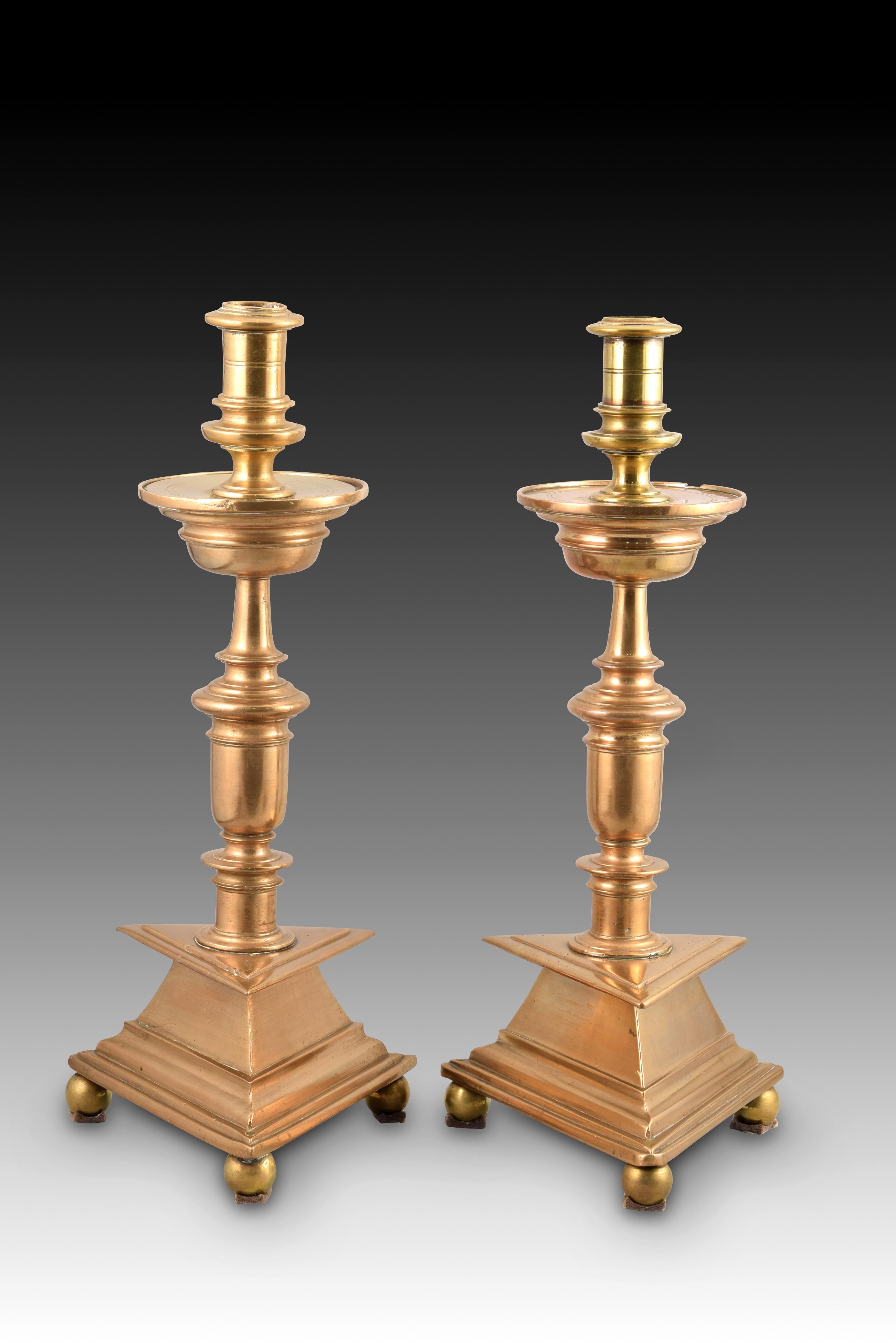 Paar Bronze-Kerzenhalter, 17. Jahrhundert, Teil umfunktioniert (Barock) im Angebot