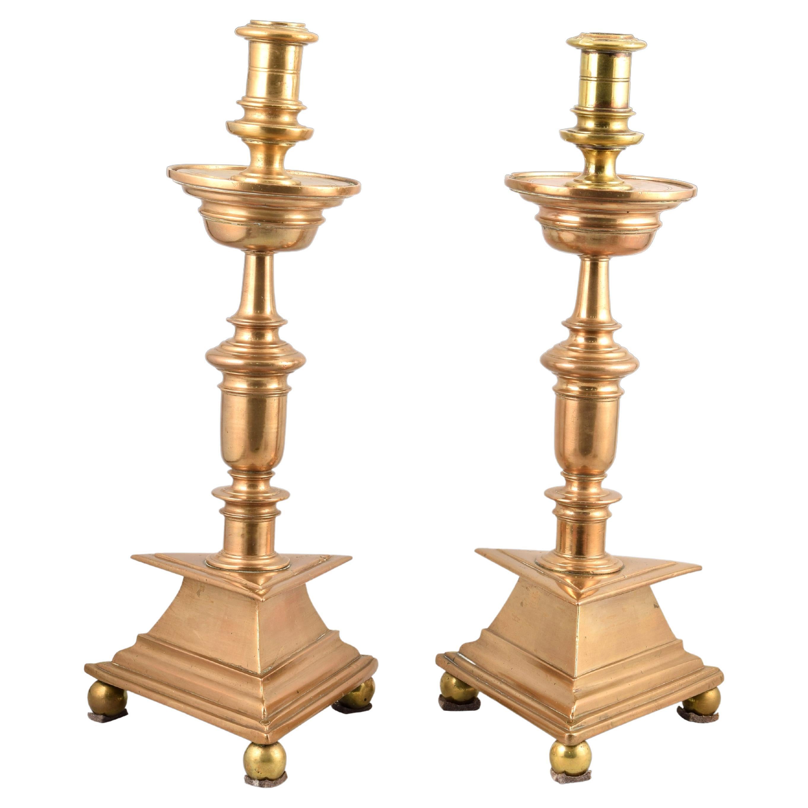 Paar Bronze-Kerzenhalter, 17. Jahrhundert, Teil umfunktioniert im Angebot