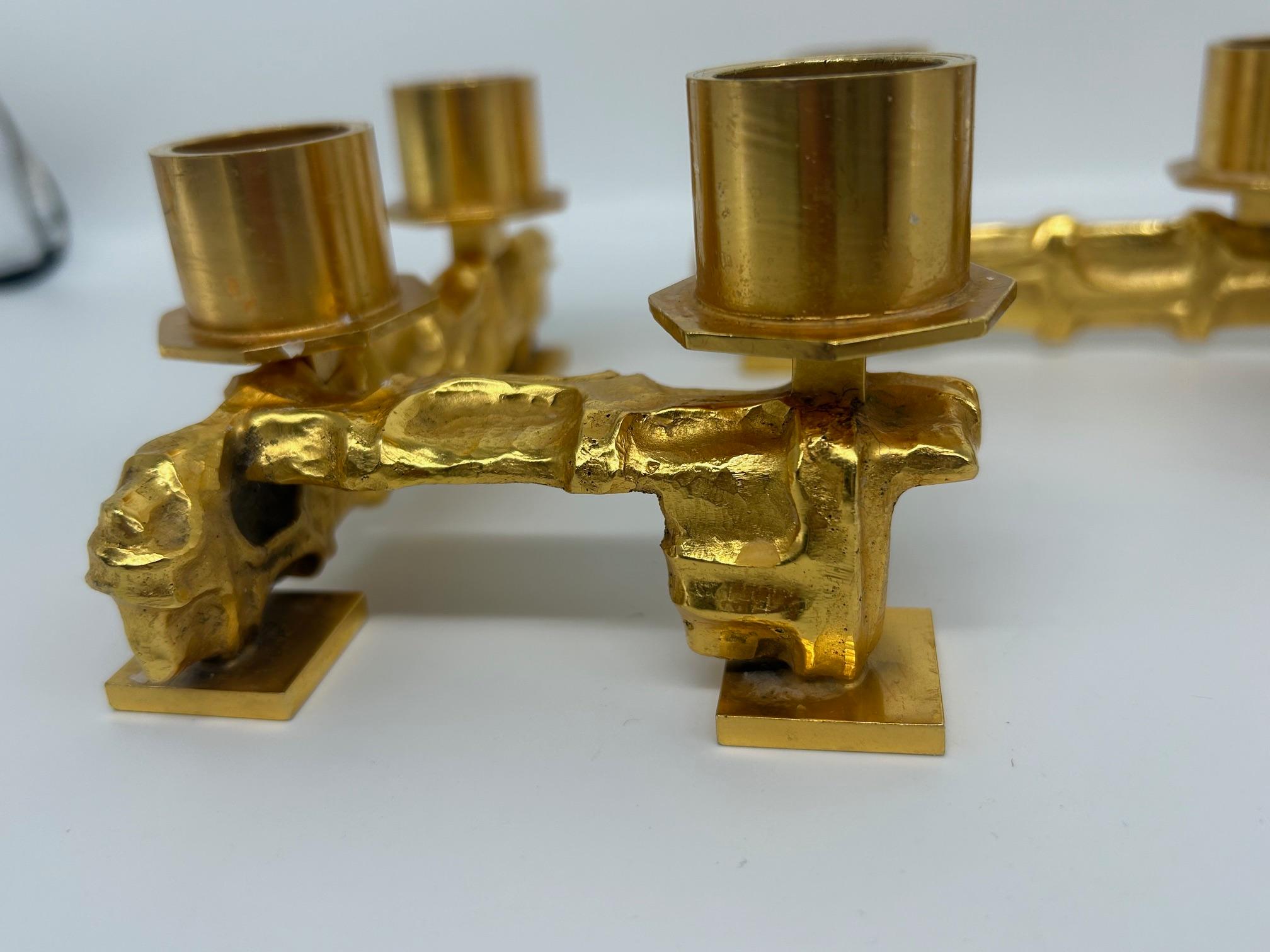 Martellato coppia di portacandele in bronzo in vendita