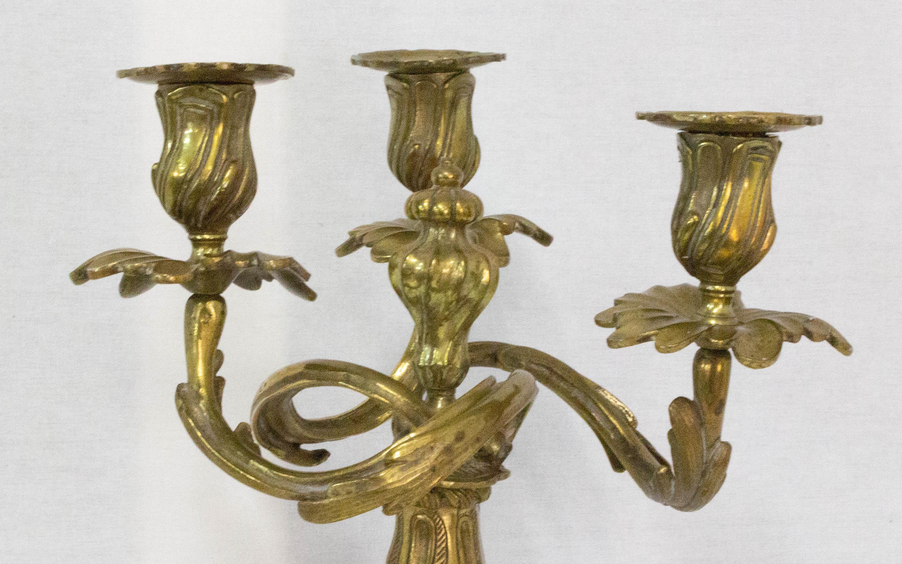 Francese Coppia di portacandele in bronzo in stile Luigi XV, Francia, XIX secolo in vendita