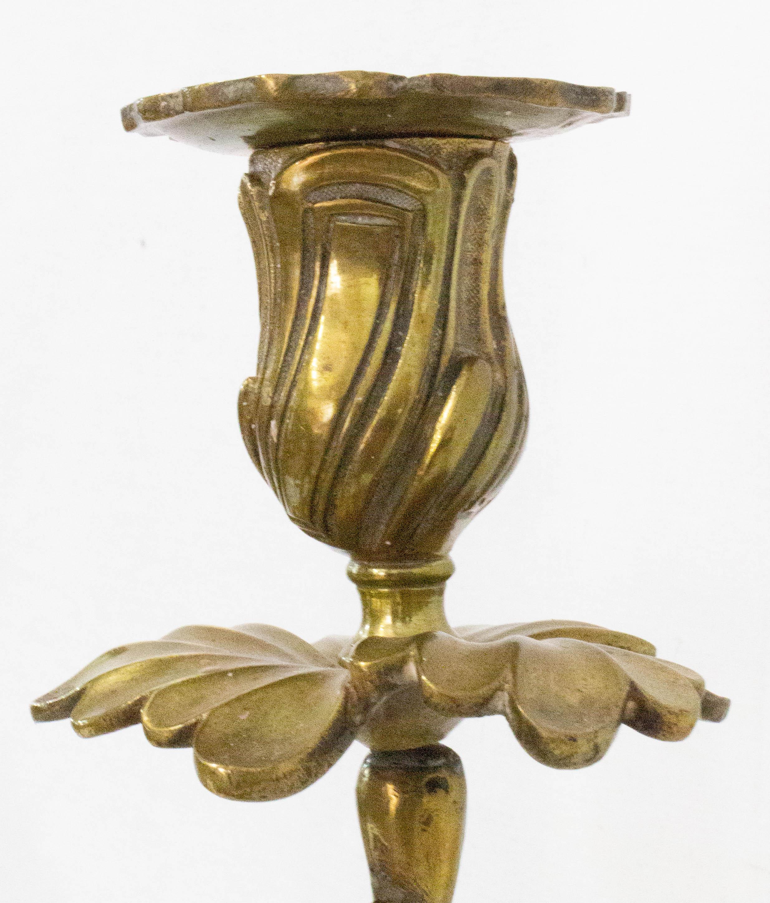 Paar Bronze-Kerzenhalter im Louis-XV-Stil, französisch, 19. Jahrhundert im Angebot 2