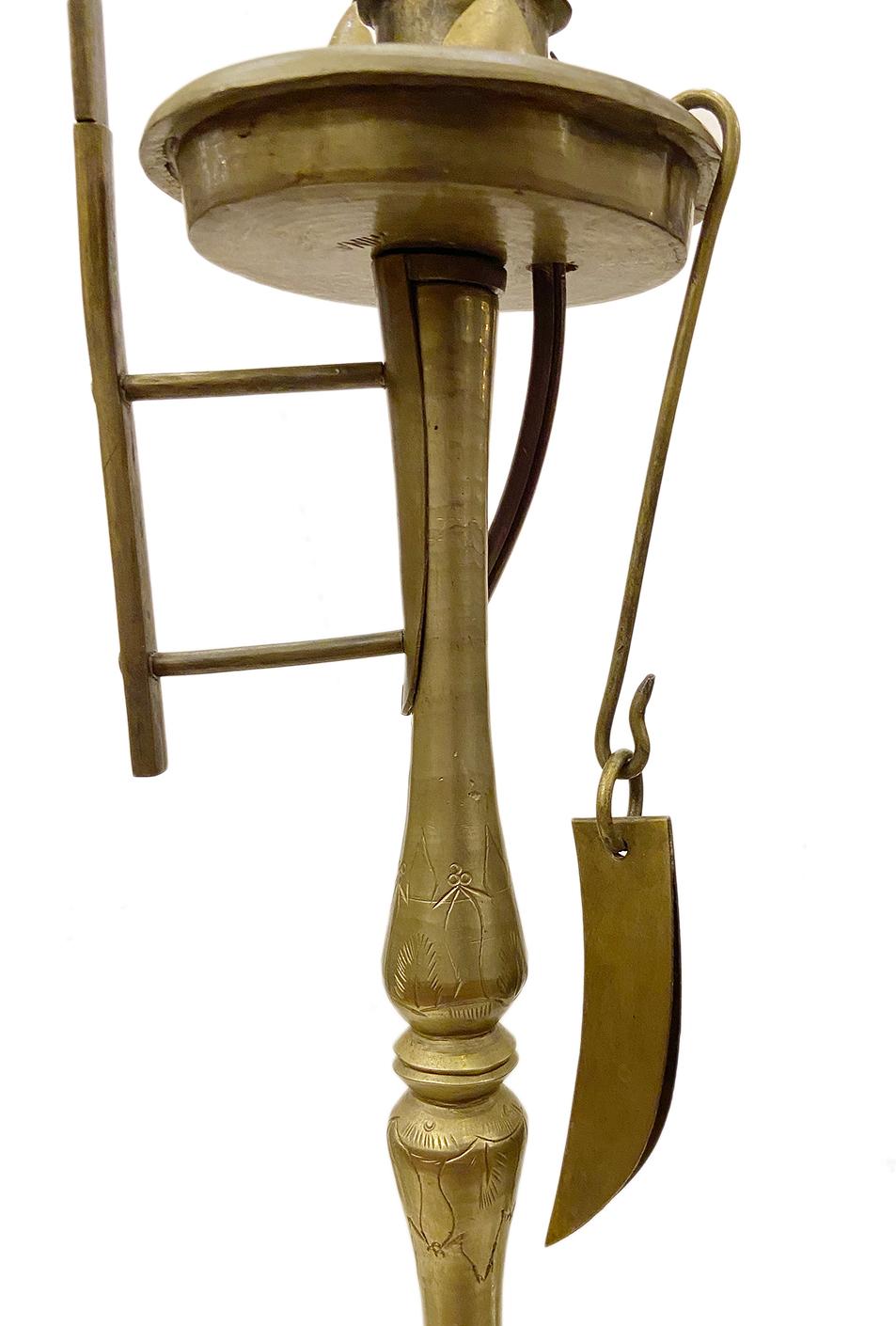 Paire de lampes de table américaines en bronze patiné, datant des années 1930, avec abat-jour en forme de papillon.

Mesures :
Hauteur 21