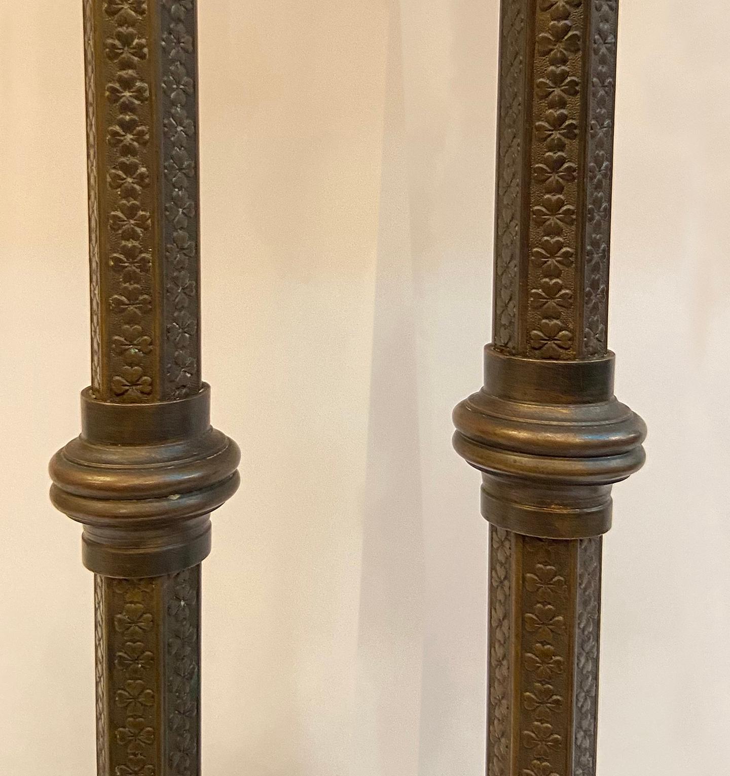 Paar Bronze-Kerzenständer-Tischlampen (Mitte des 20. Jahrhunderts) im Angebot