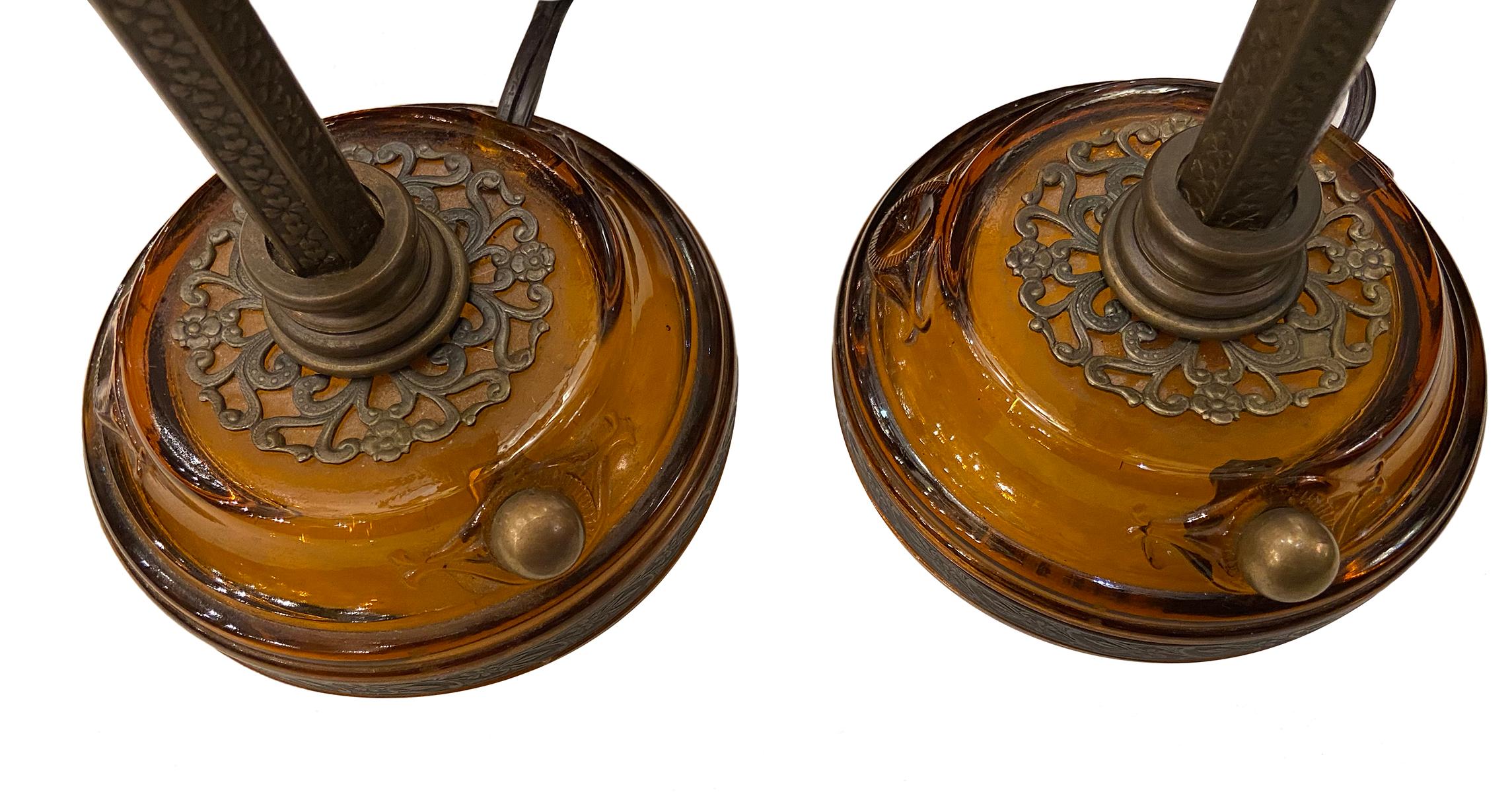 Paar Bronze-Kerzenständer-Tischlampen (amerikanisch) im Angebot