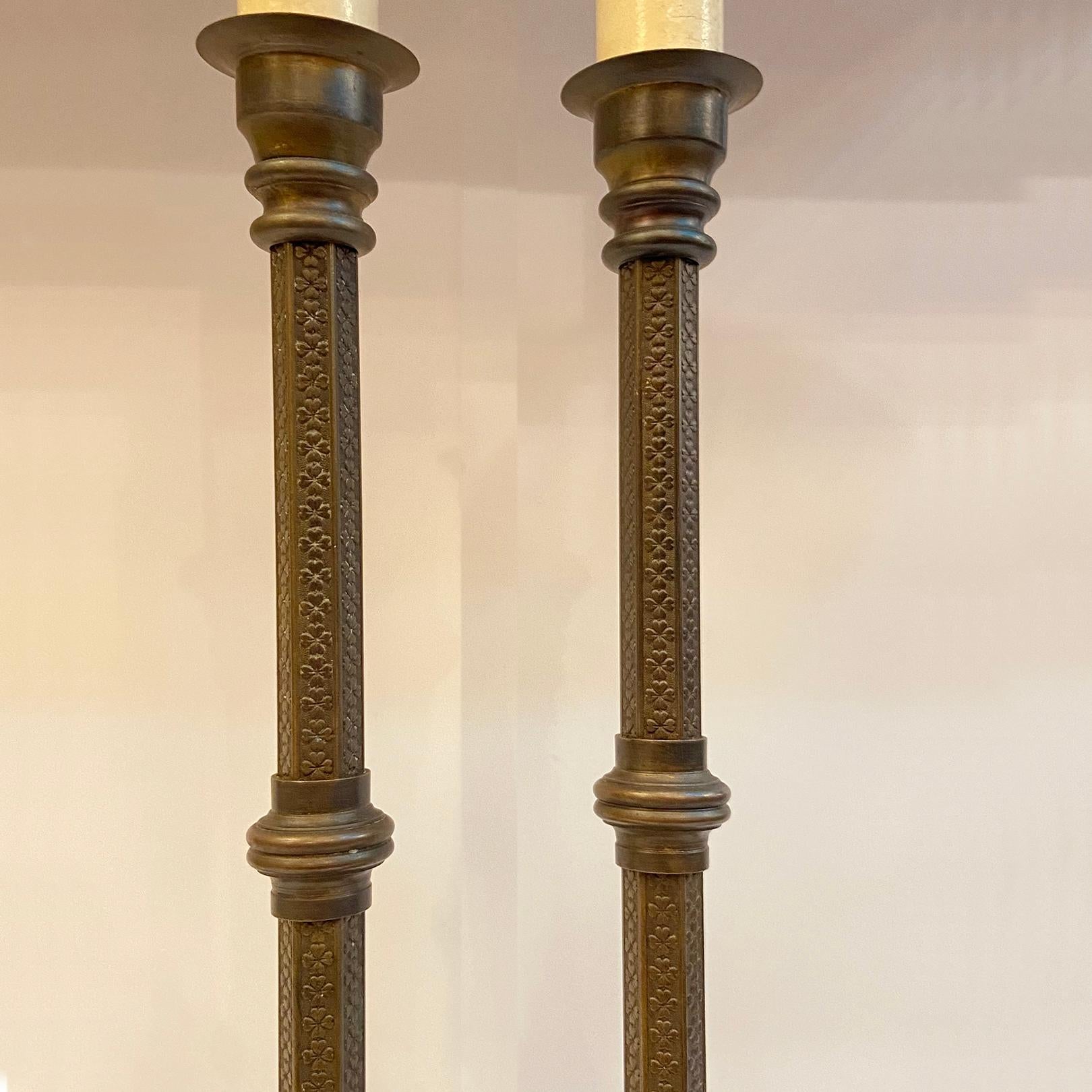 Bronze Paire de lampes de table à chandelle en bronze en vente