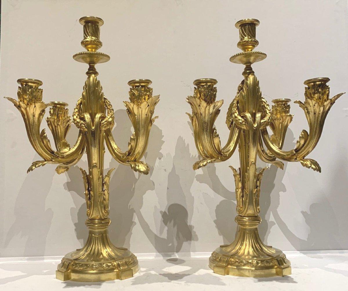 Pair of gilt bronze candlesticks.
5 Sconces in acanthus leaves.
The central shaft is decorated with garlands and acanthus leaves.
Work from the 1910s signed Octave Lelièvre sculptor, Susse frères editions.
Beautiful state of gilding.

Formerly