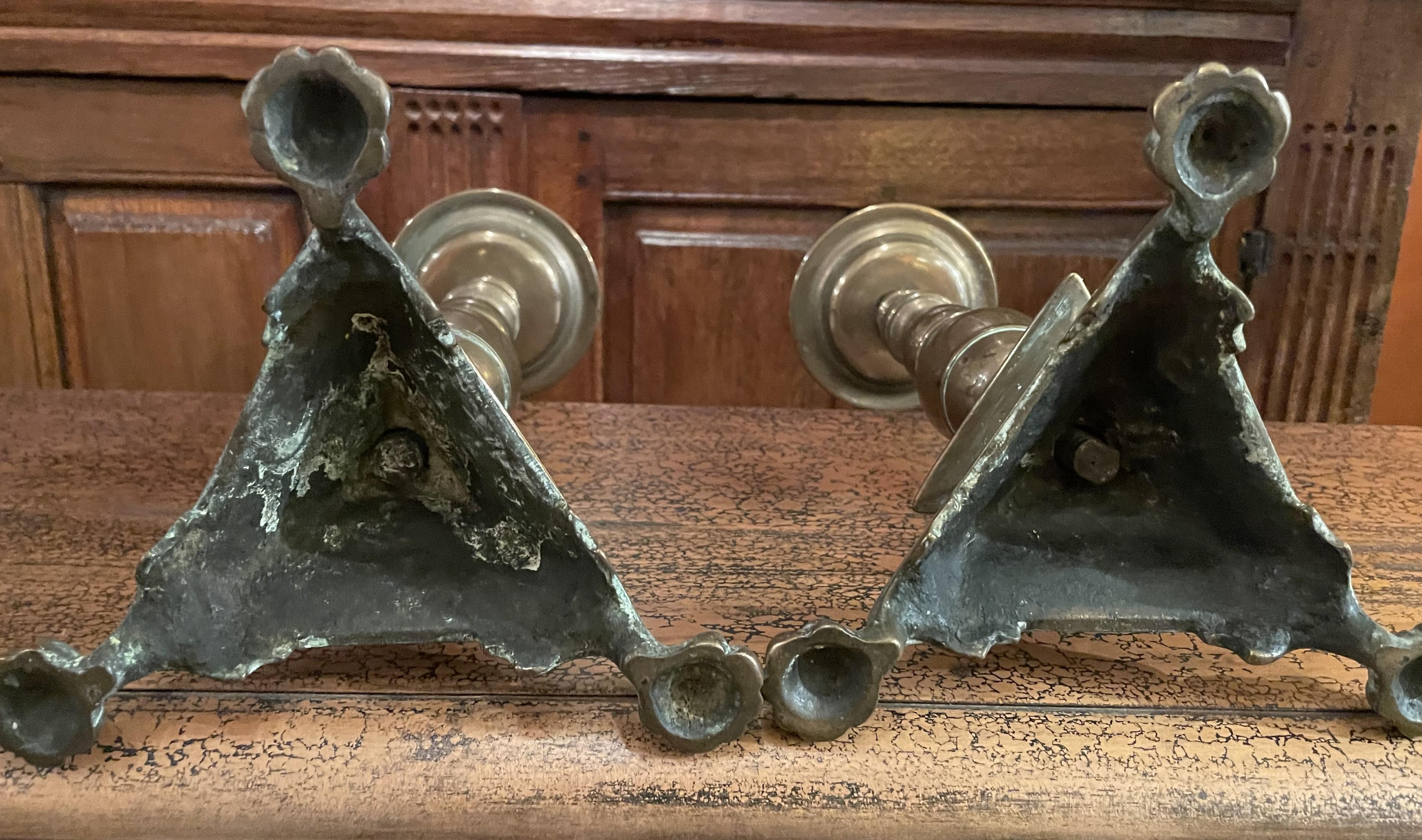 Paar Bronze-Kerzenständer aus dem 17. Jahrhundert – Frankreich (18. Jahrhundert und früher) im Angebot