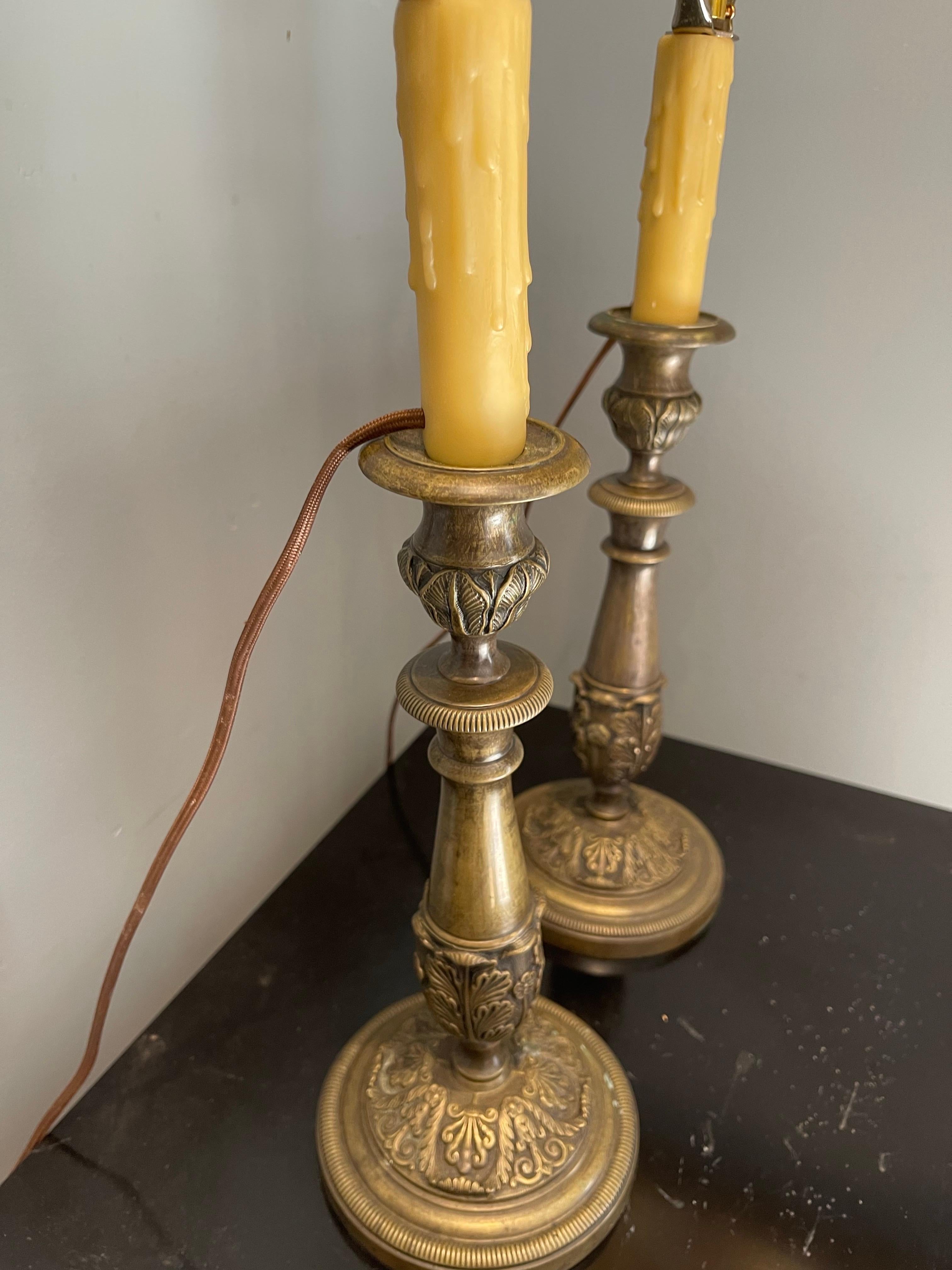 Paire de chandeliers en bronze transformés en lampes, 19e siècle.  Comprend des abat-jour peints à la main