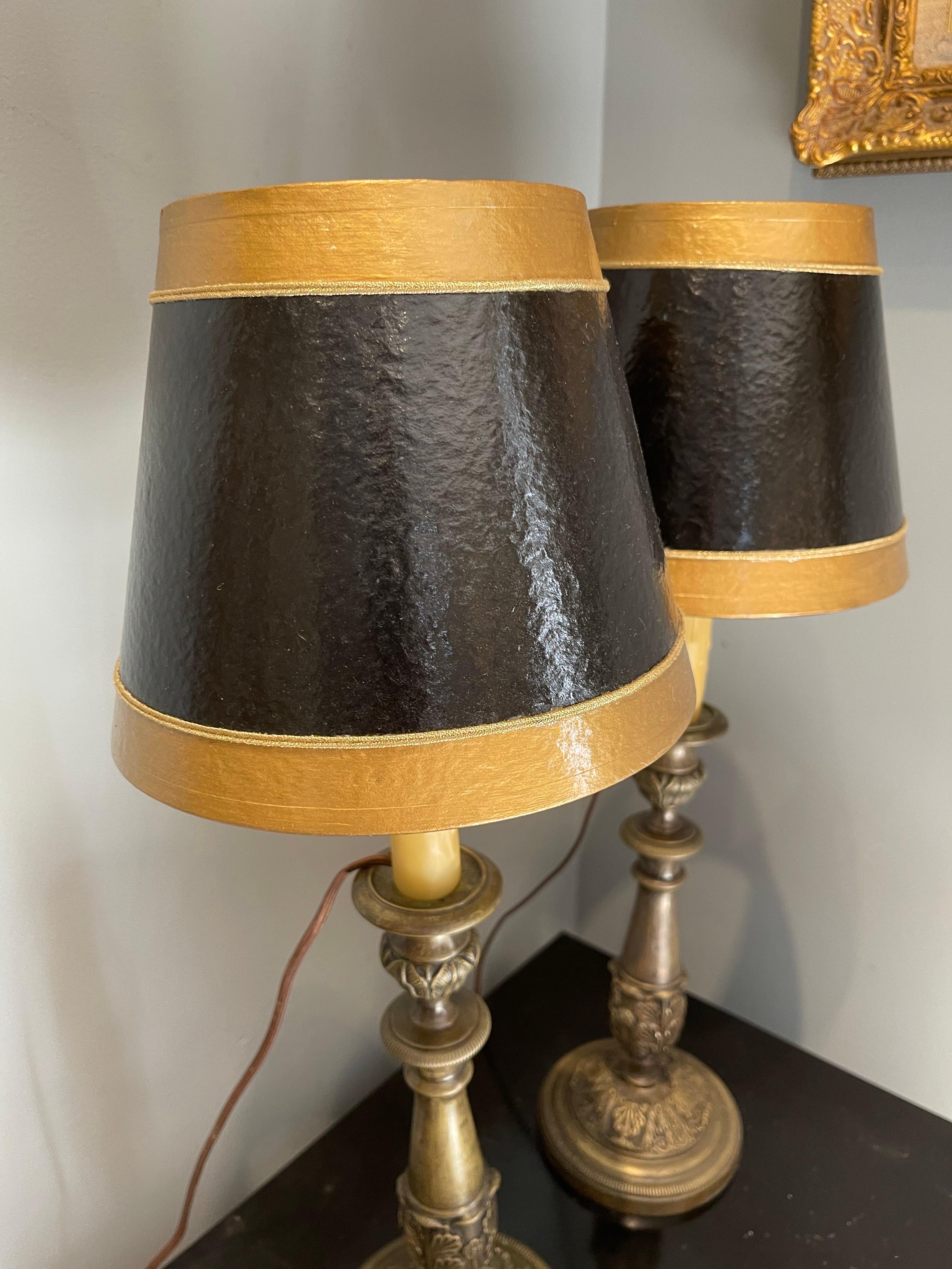 Français Paire de chandeliers en bronze adaptés comme lampes, 19ème siècle en vente