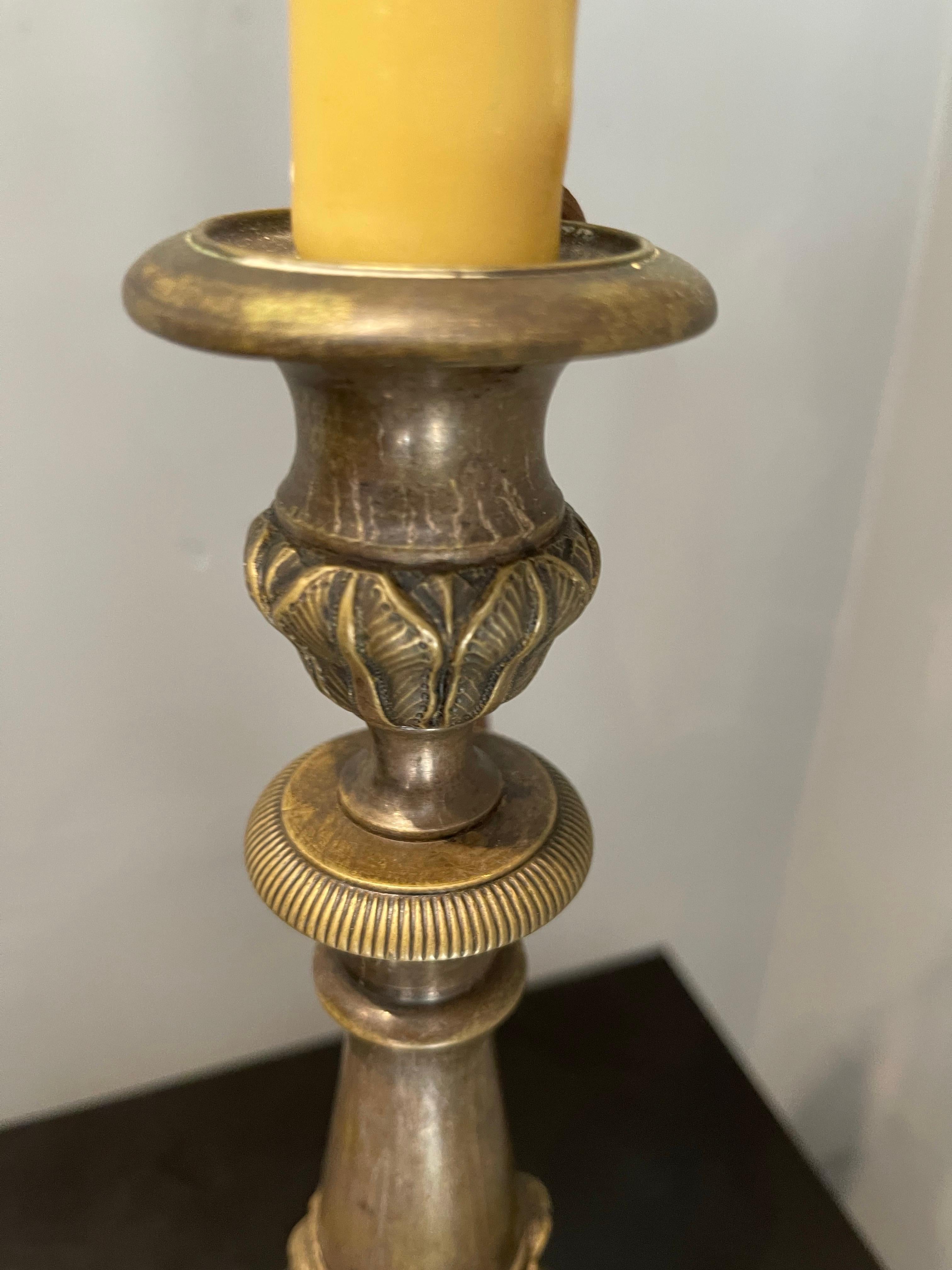 Paire de chandeliers en bronze adaptés comme lampes, 19ème siècle Bon état - En vente à Savannah, GA