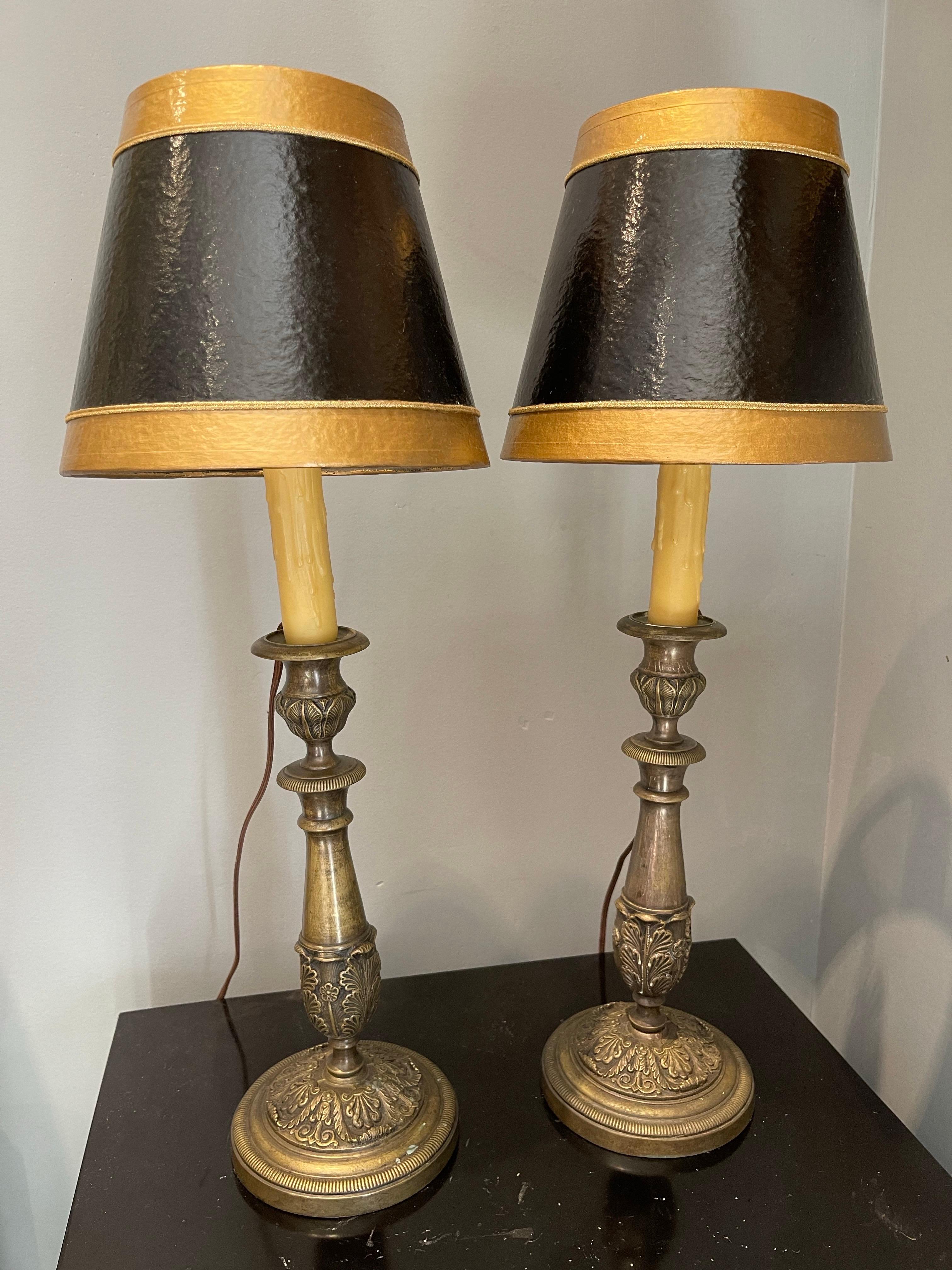 XIXe siècle Paire de chandeliers en bronze adaptés comme lampes, 19ème siècle en vente
