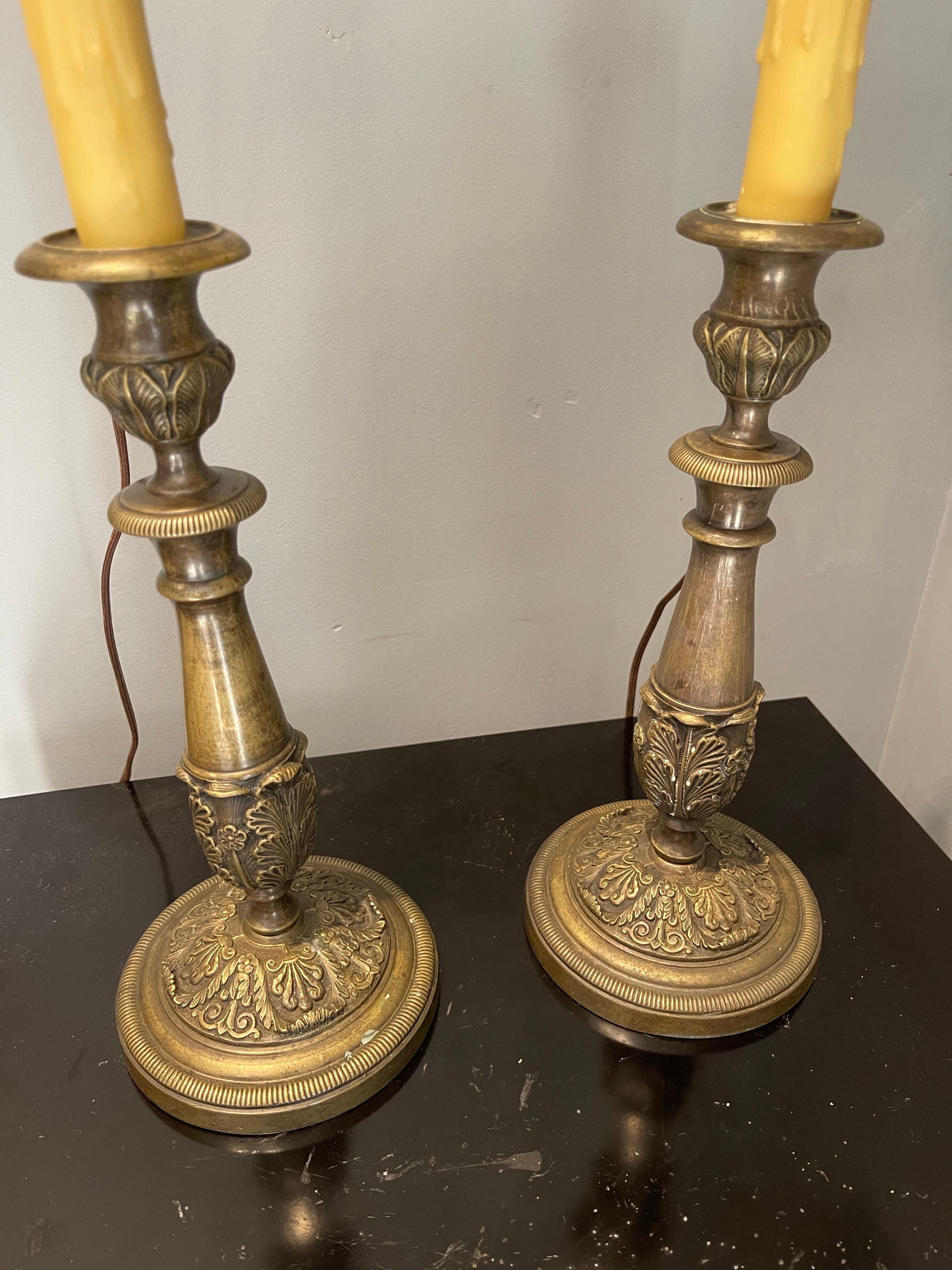 Paire de chandeliers en bronze adaptés comme lampes, 19ème siècle en vente 1