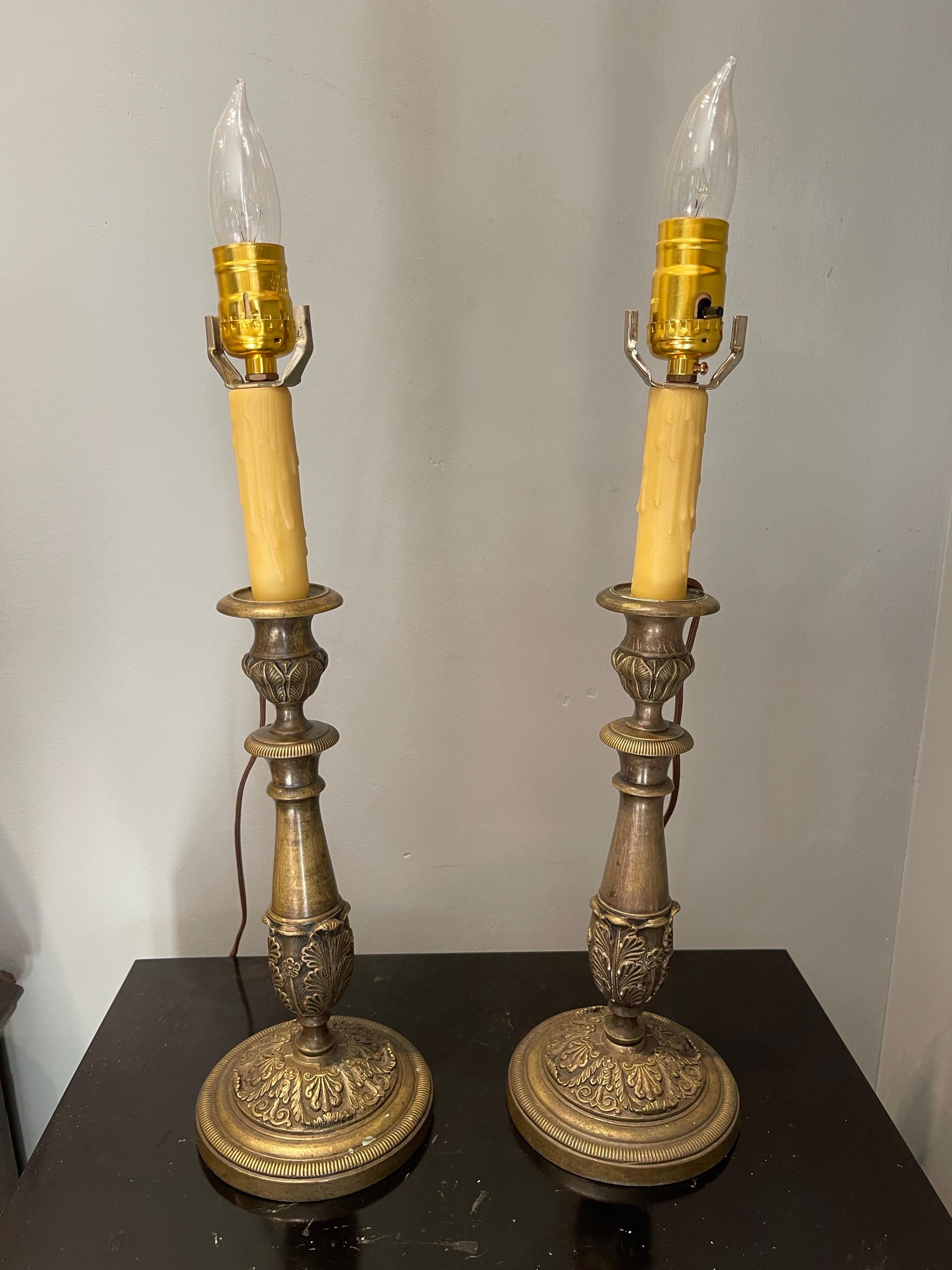 Paire de chandeliers en bronze adaptés comme lampes, 19ème siècle en vente 2