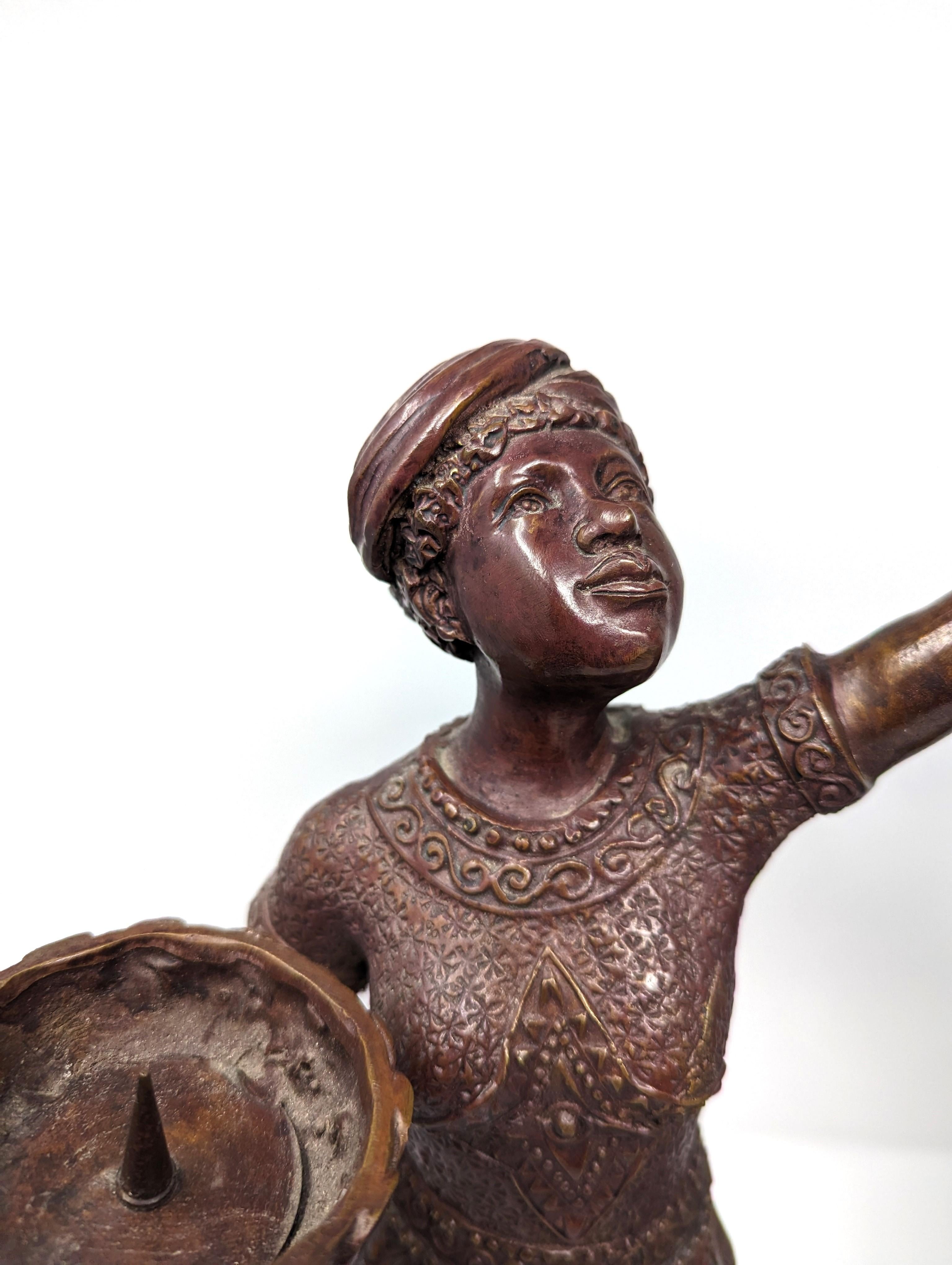 20ième siècle Paire de chandeliers en bronze Figural People Olympic Torch Bearer Women 19 