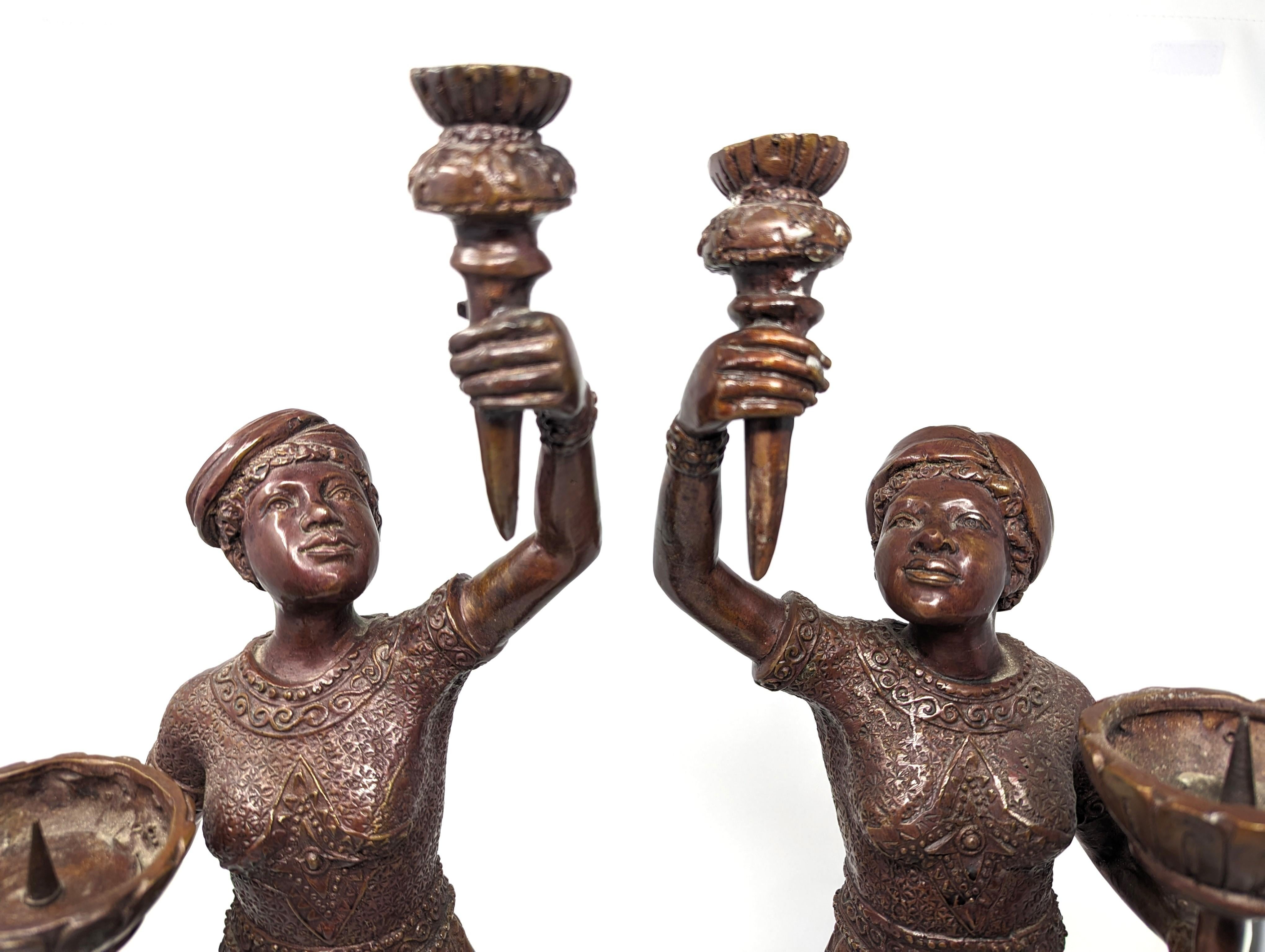 Paar Bronze-Kerzenständer, figurale Menschen, Olympische Fackel Bär, Frauen, 19