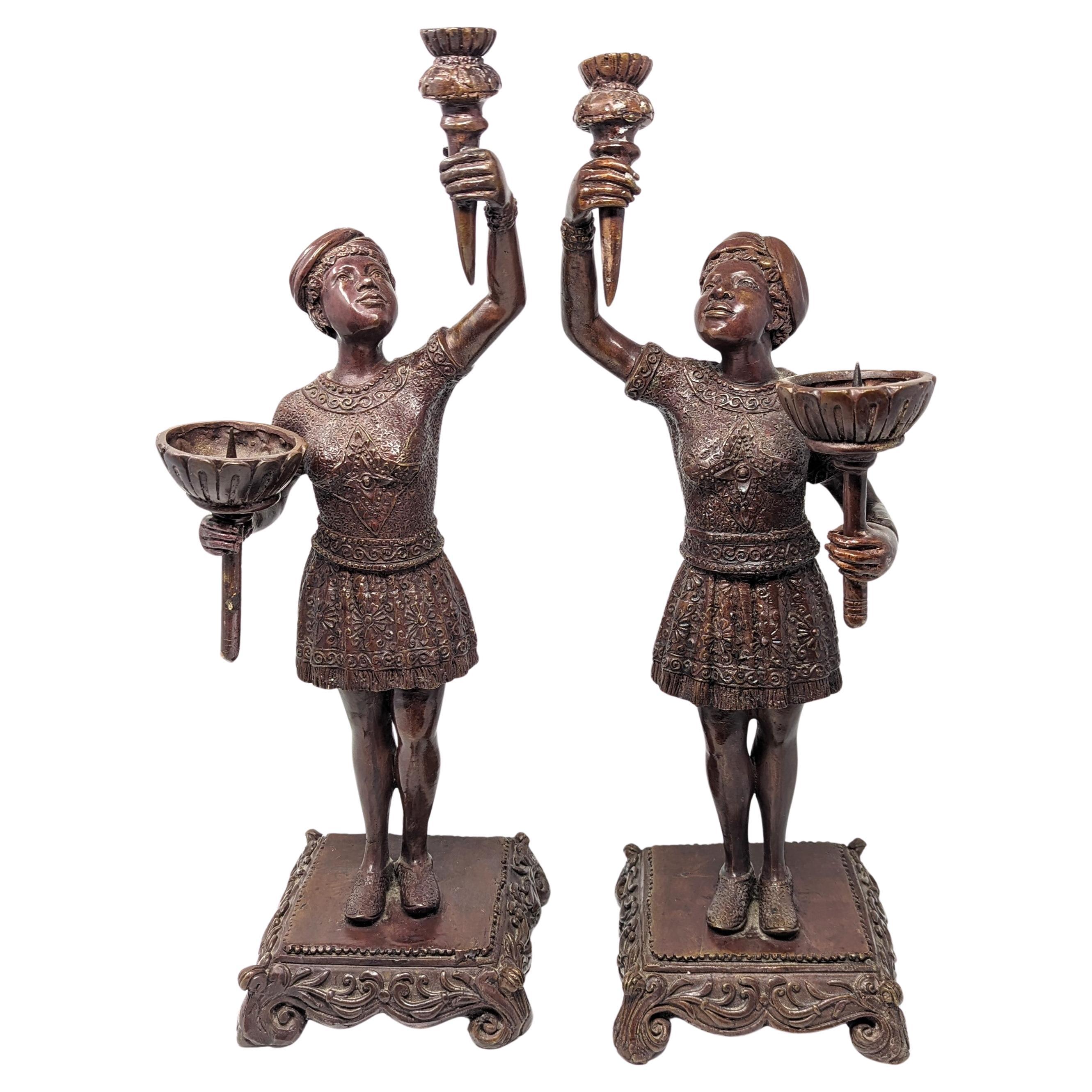 Paar Bronze-Kerzenständer, figurale Menschen, Olympische Fackel Bär, Frauen, 19"H im Angebot