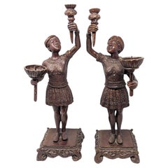 Paar Bronze-Kerzenständer, figurale Menschen, Olympische Fackel Bär, Frauen, 19"H