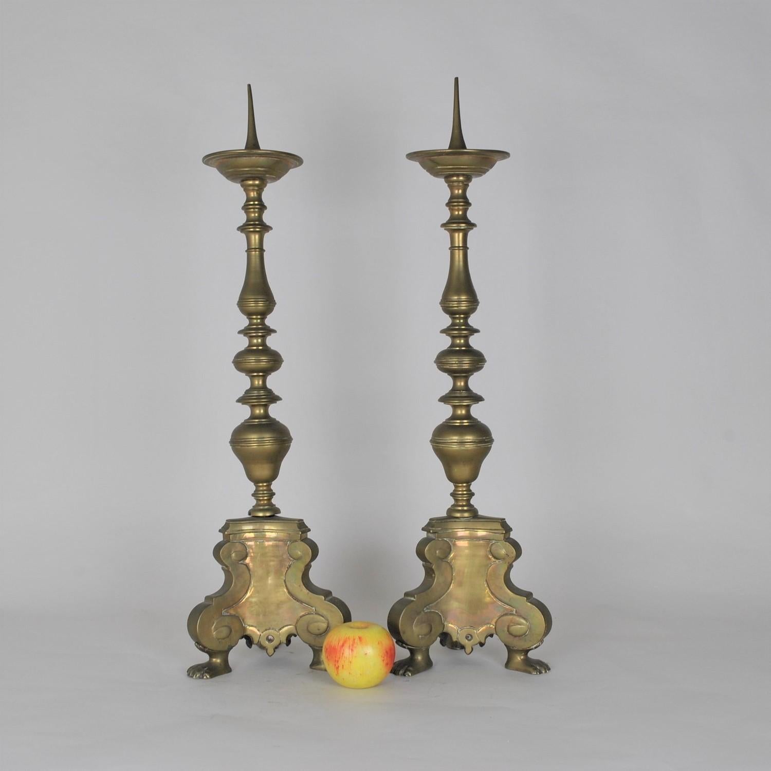 Paire de chandeliers en bronze sur une base tripode reposant sur des pattes de lion, et au sommet, la pointe servant à fixer la bougie

Période fin 18ème début 19ème siècle

Usure due à l'utilisation, un des pieds a été refait

Hauteur 67cm
Largeur