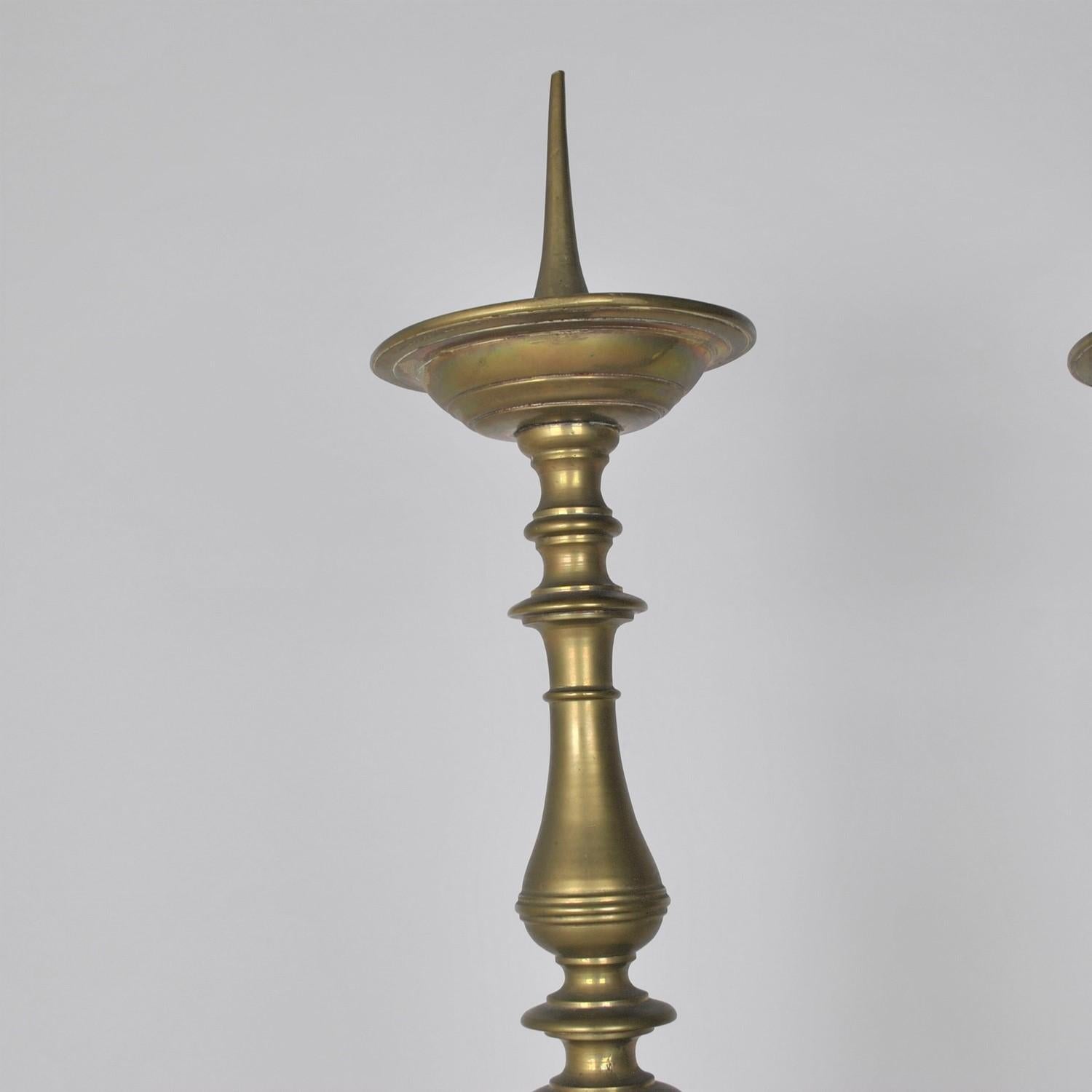 XVIIIe siècle Paire de chandeliers en bronze, fin 18e/début 19e siècle en vente