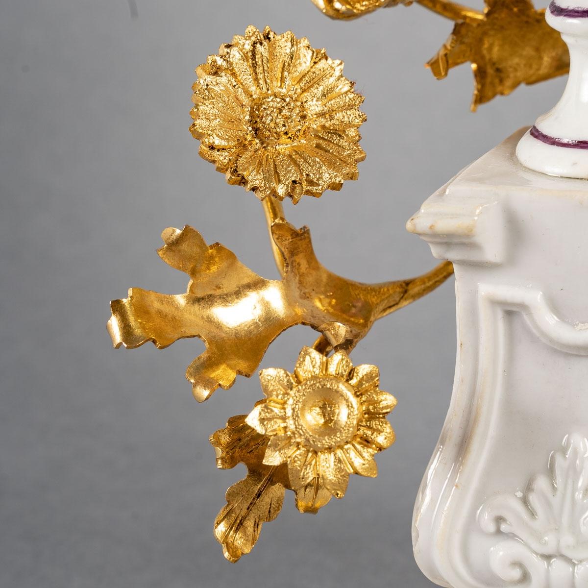 Paar Bronze-Kerzenständer, Louis XV.-Stil im Angebot 4