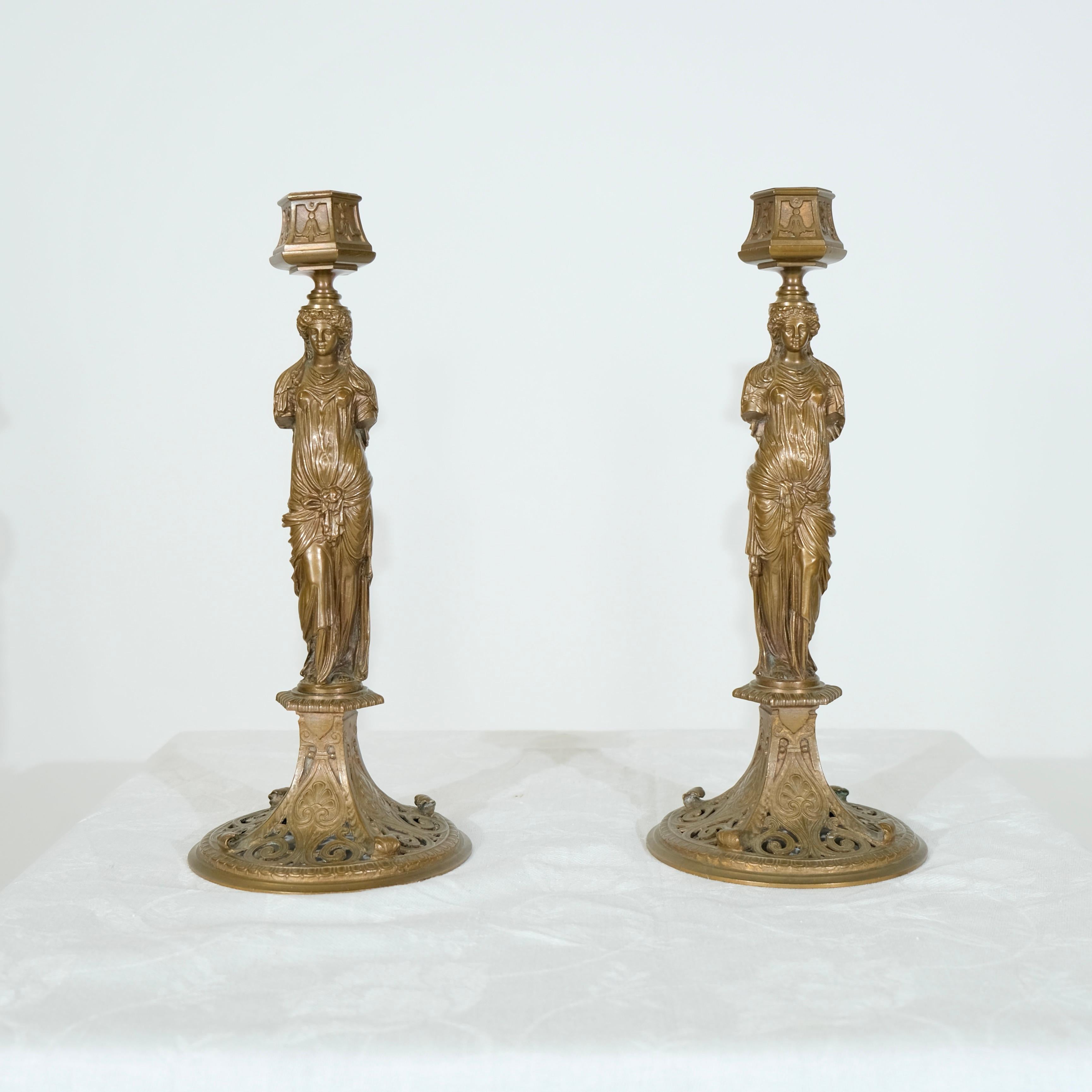 Questa squisita coppia di candelieri in bronzo del XIX secolo è realizzata dalla rinomata fonderia francese F. Barbedienne et Cie, nota per la sua superiore maestria e attenzione ai dettagli. Ogni candeliere ha un design elegante in stile