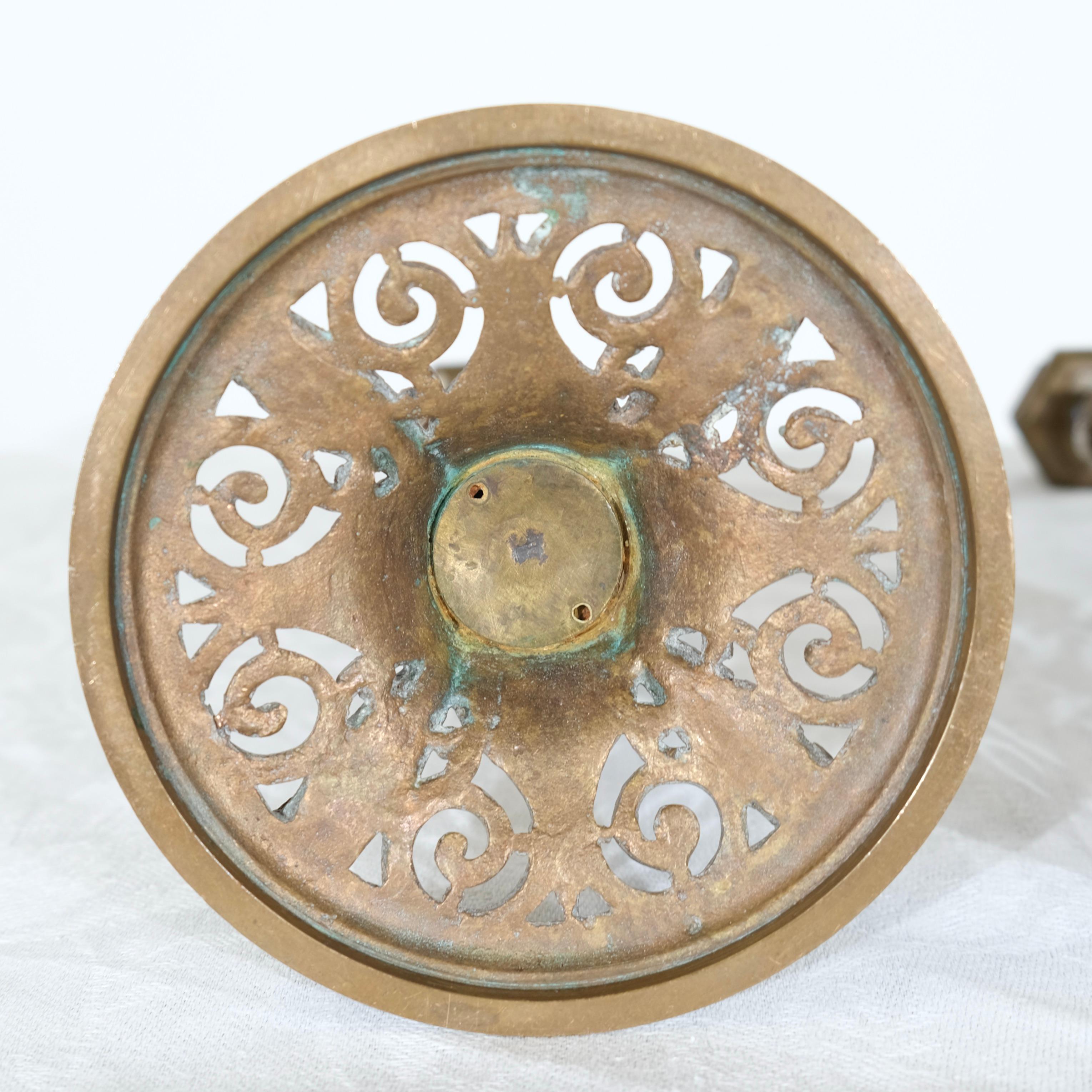 Coppia di candelieri in bronzo firmati Barbedienne (1838-) in vendita 1