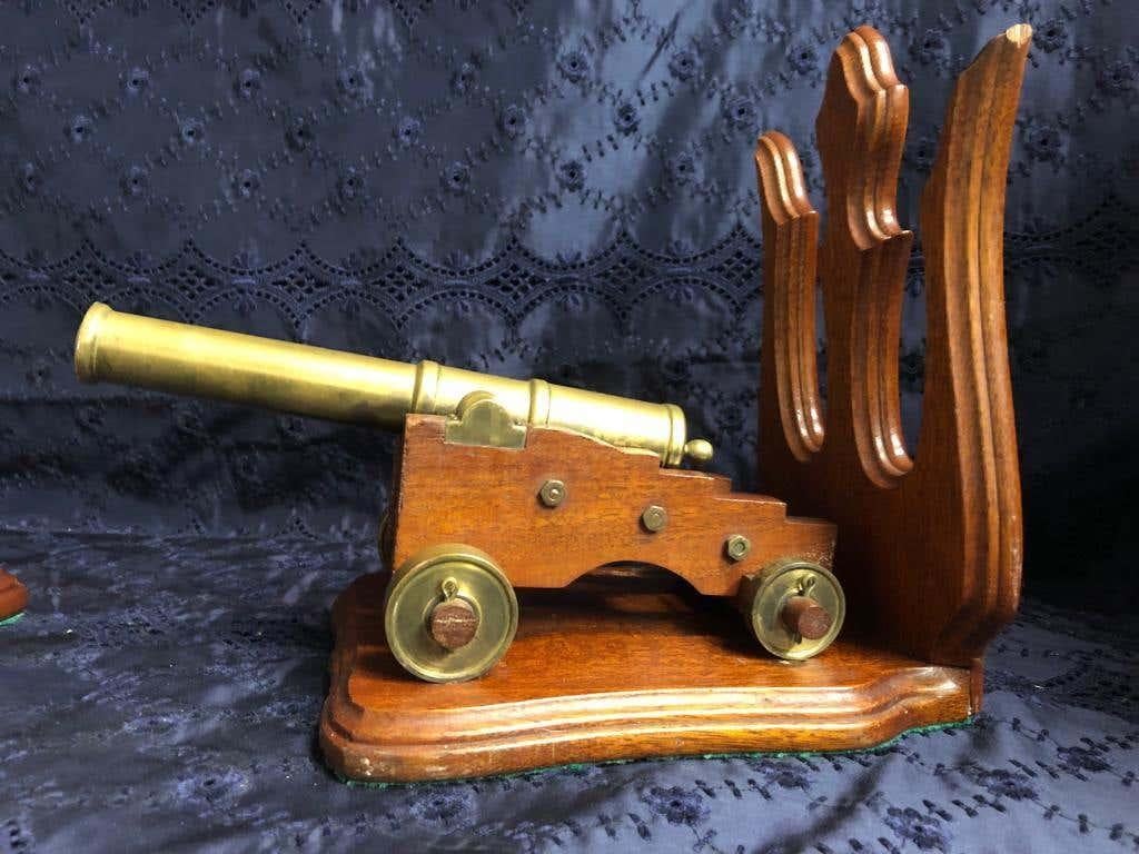 Coppia di cannoni in bronzo con supporto in mogano, XIX secolo in vendita 4
