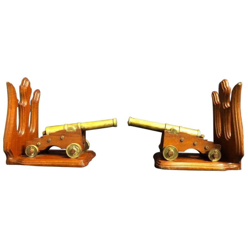 Una coppia di splendidi cannoni in bronzo con supporti in mogano. Un'aggiunta superba alla casa e offerta in buone condizioni.