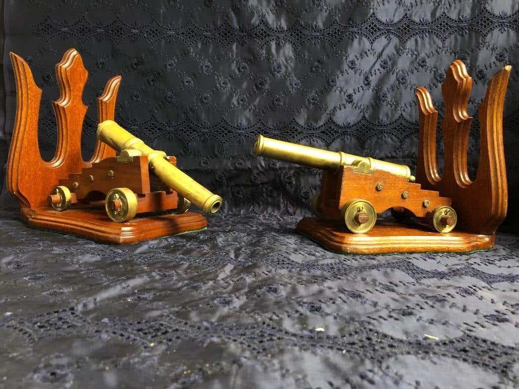 Francese Coppia di cannoni in bronzo con supporto in mogano, XIX secolo in vendita