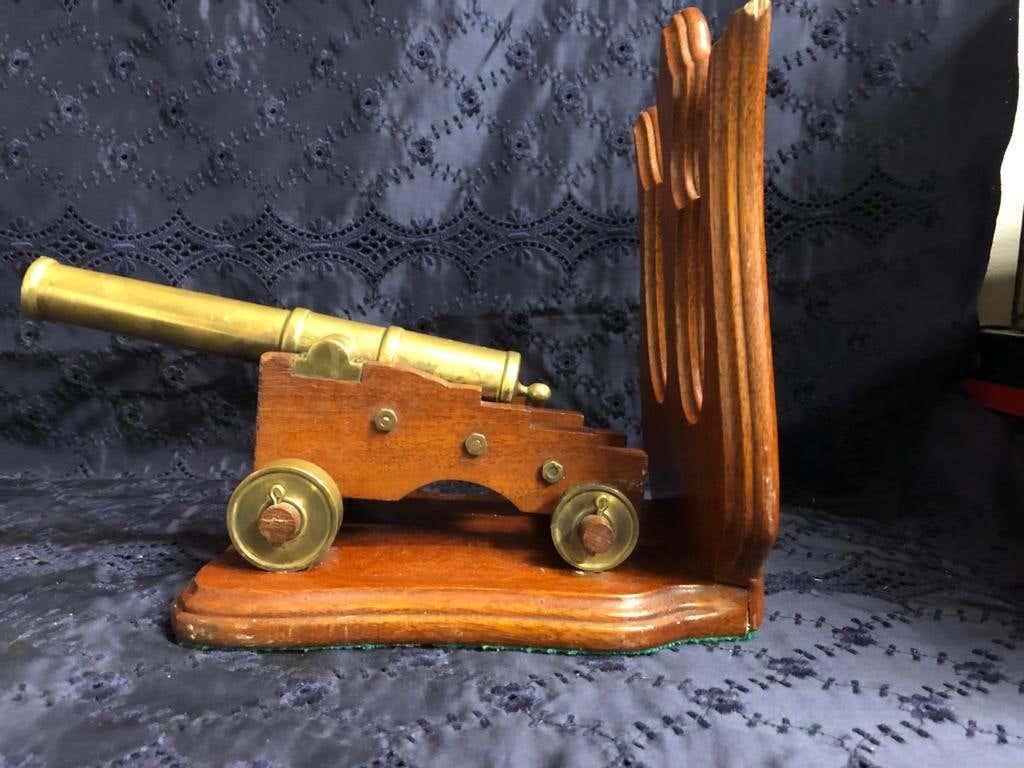 Intagliato a mano Coppia di cannoni in bronzo con supporto in mogano, XIX secolo in vendita