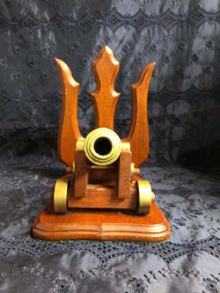 Coppia di cannoni in bronzo con supporto in mogano, XIX secolo In condizioni buone in vendita a Southall, GB