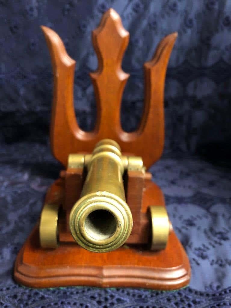Bronzo Coppia di cannoni in bronzo con supporto in mogano, XIX secolo in vendita