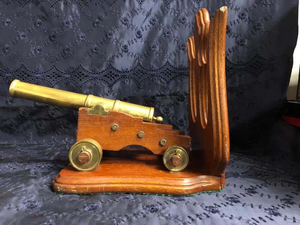Coppia di cannoni in bronzo con supporto in mogano, XIX secolo in vendita 1