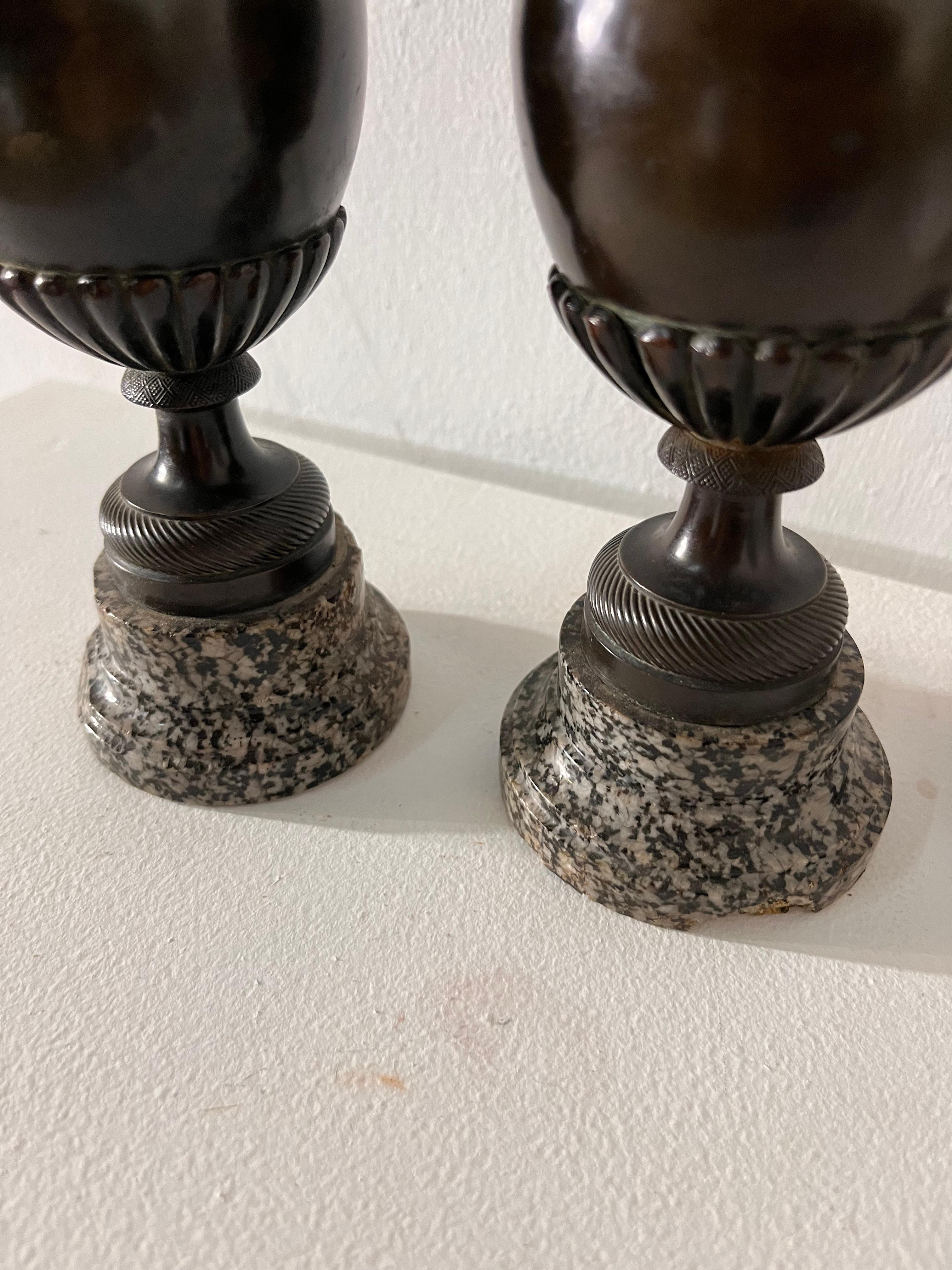 Coppia di Cassolette in bronzo con base in marmo.
Oggetti decorativi per il 