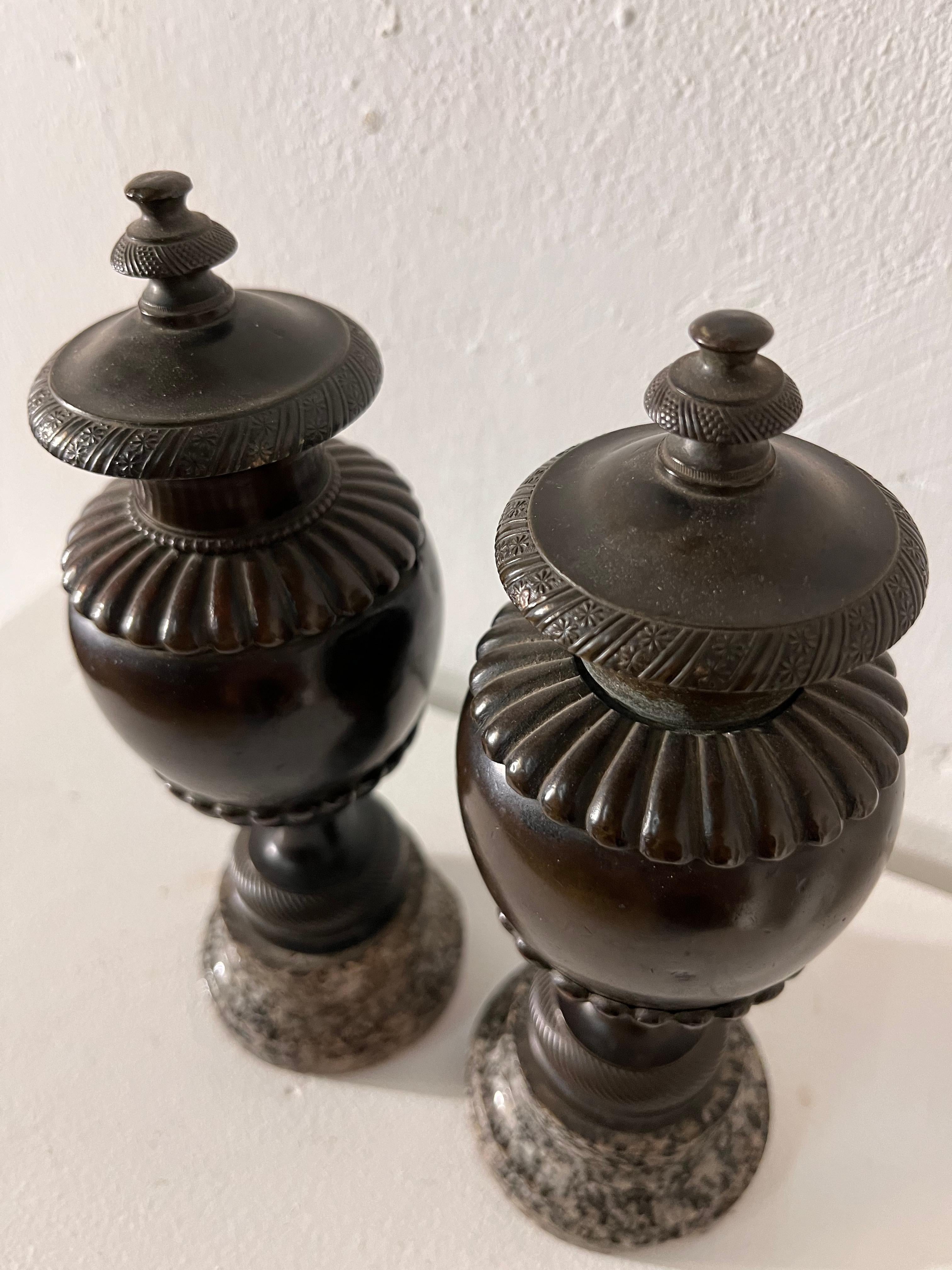 Neoclassico Coppia di Cassolette in bronzo dell'inizio del 19° secolo con basi in marmo in vendita