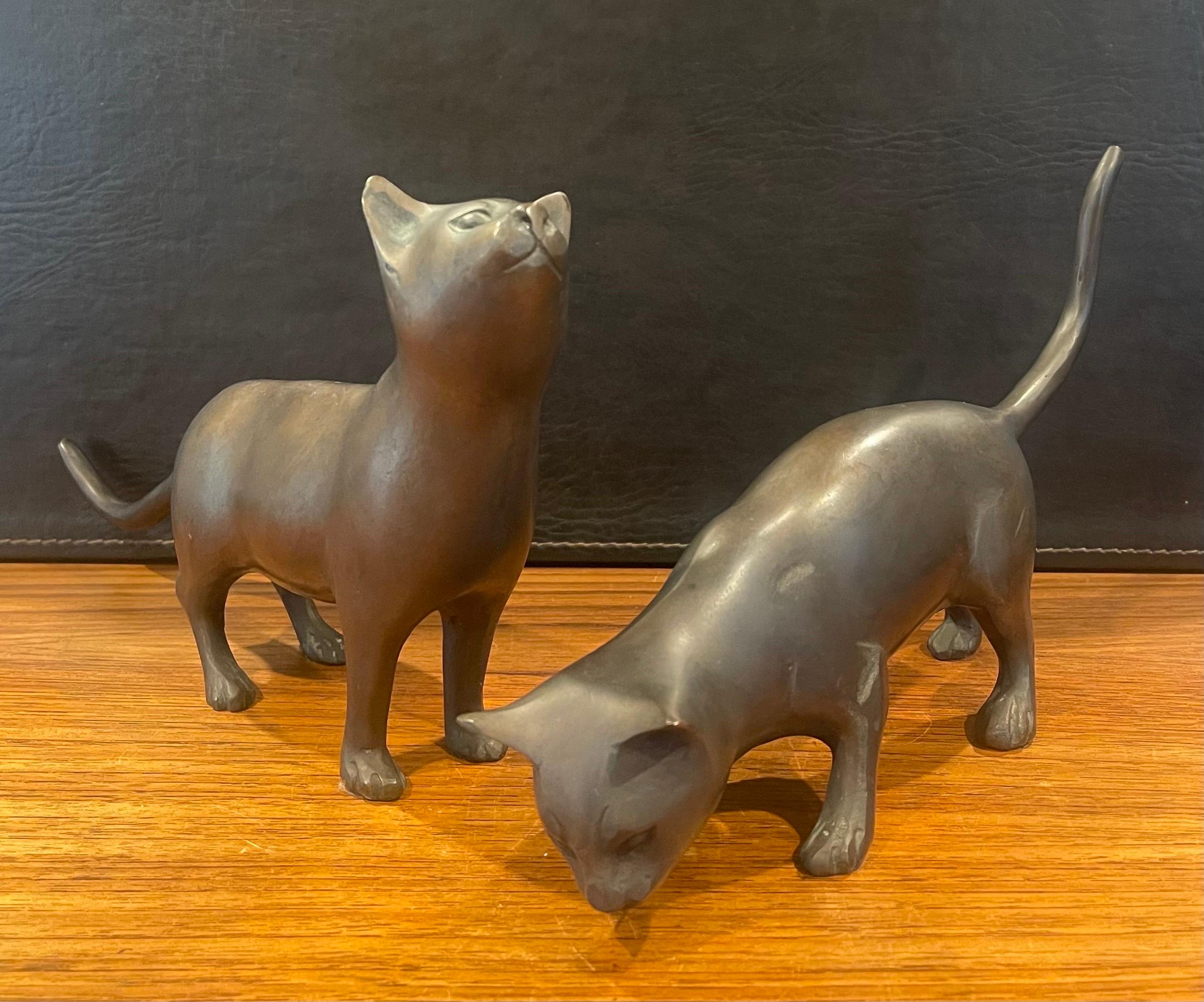 Américain Paire de sculptures de chat en bronze en vente