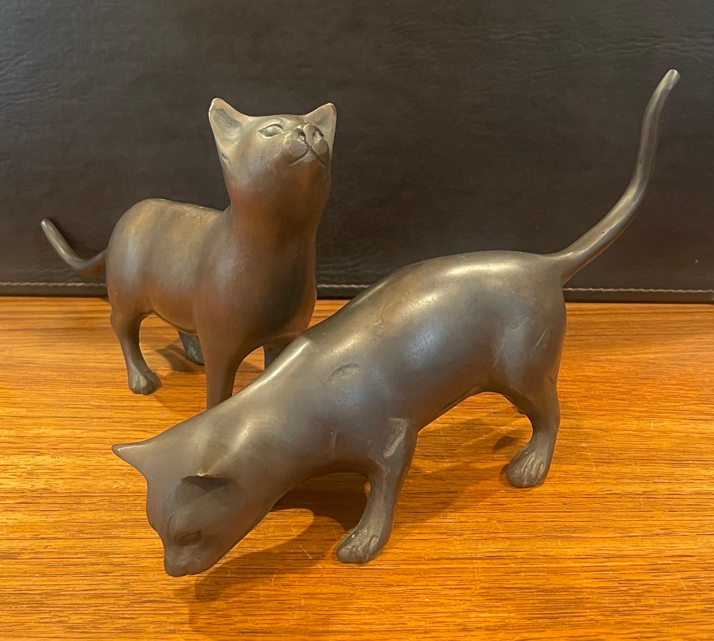 Paire de sculptures de chat en bronze Bon état - En vente à San Diego, CA