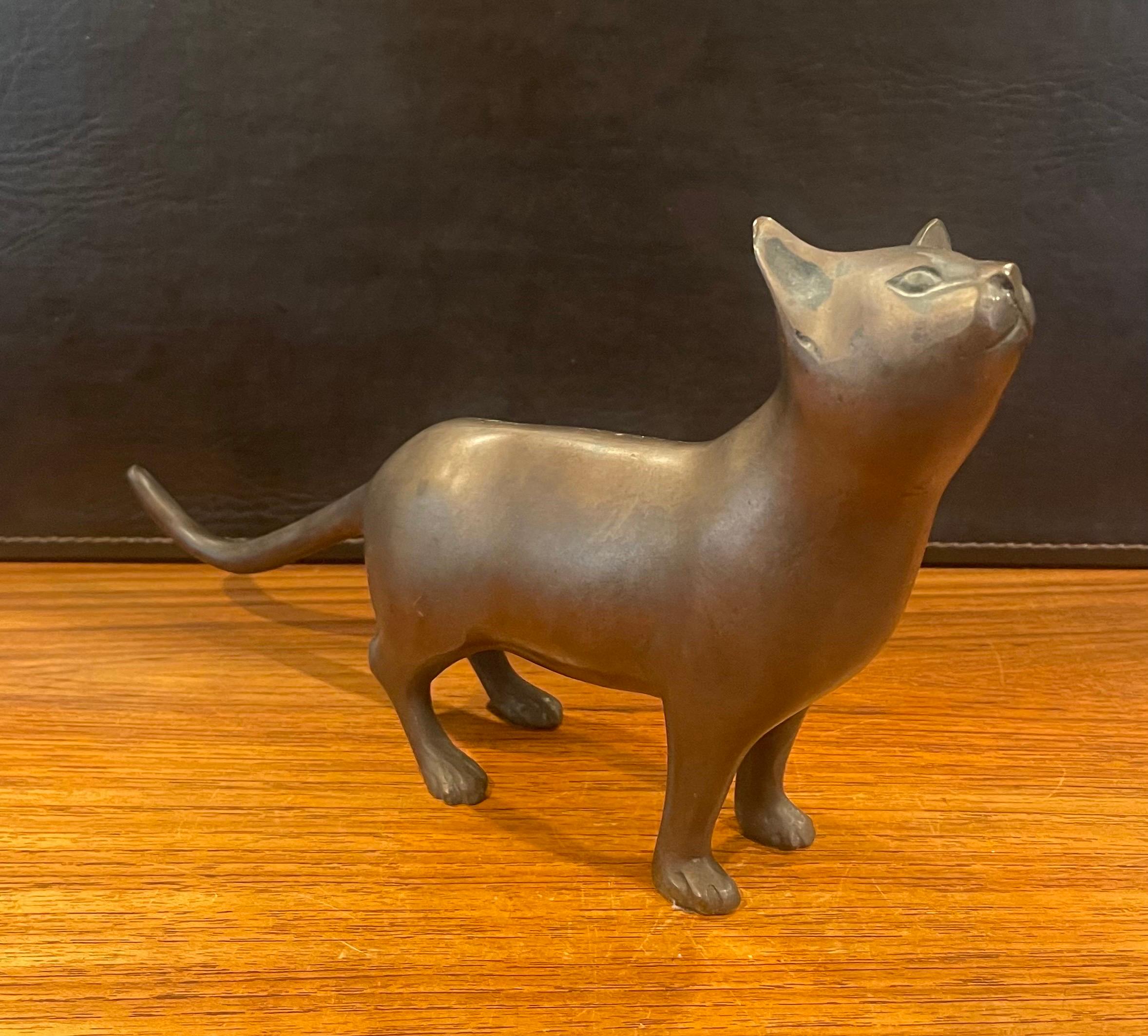 Paire de sculptures de chat en bronze en vente 1