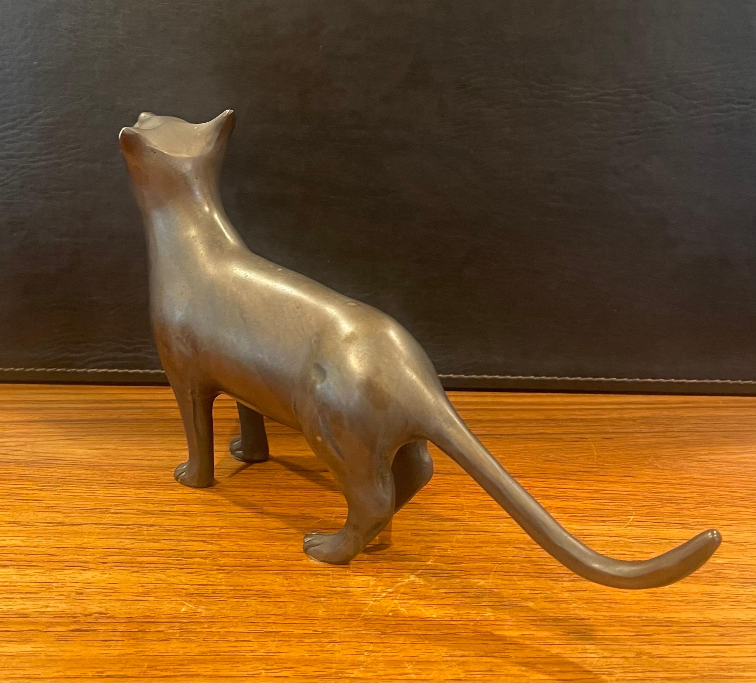 Paire de sculptures de chat en bronze en vente 3
