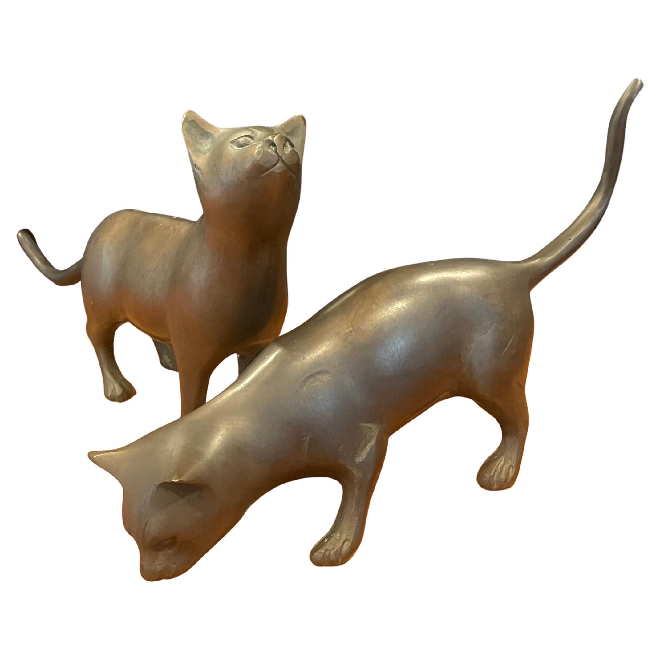 Paar Katzenskulpturen aus Bronze im Angebot