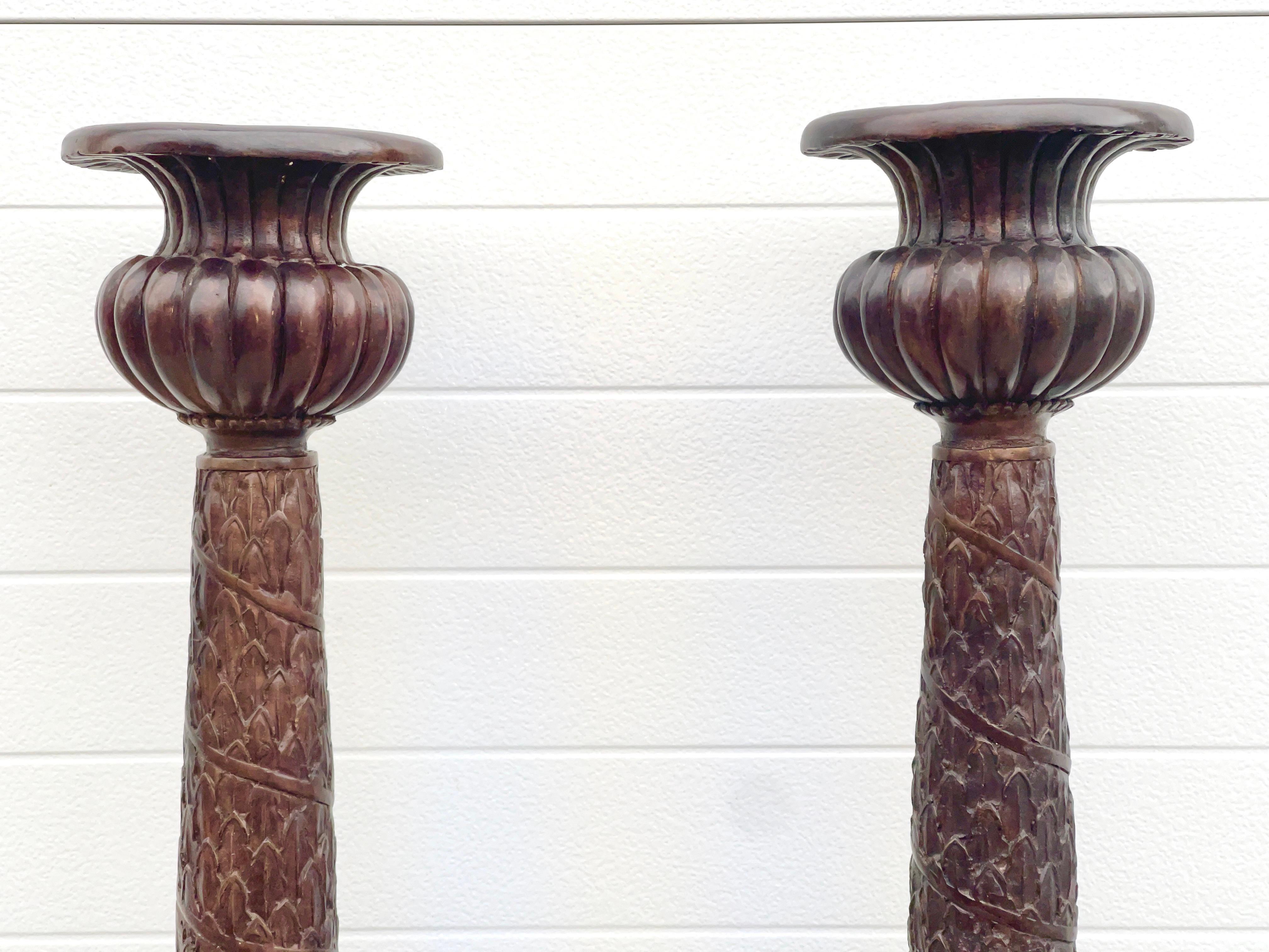 Coppia di portacandele da terra in bronzo in stile Charles X In condizioni buone in vendita a Hanover, MA