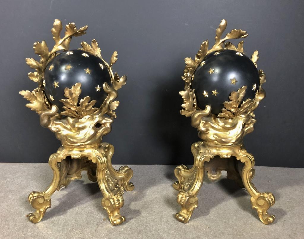 Paar vergoldete und patinierte Bronze Chenets von monumentaler Größe (Rokoko) im Angebot