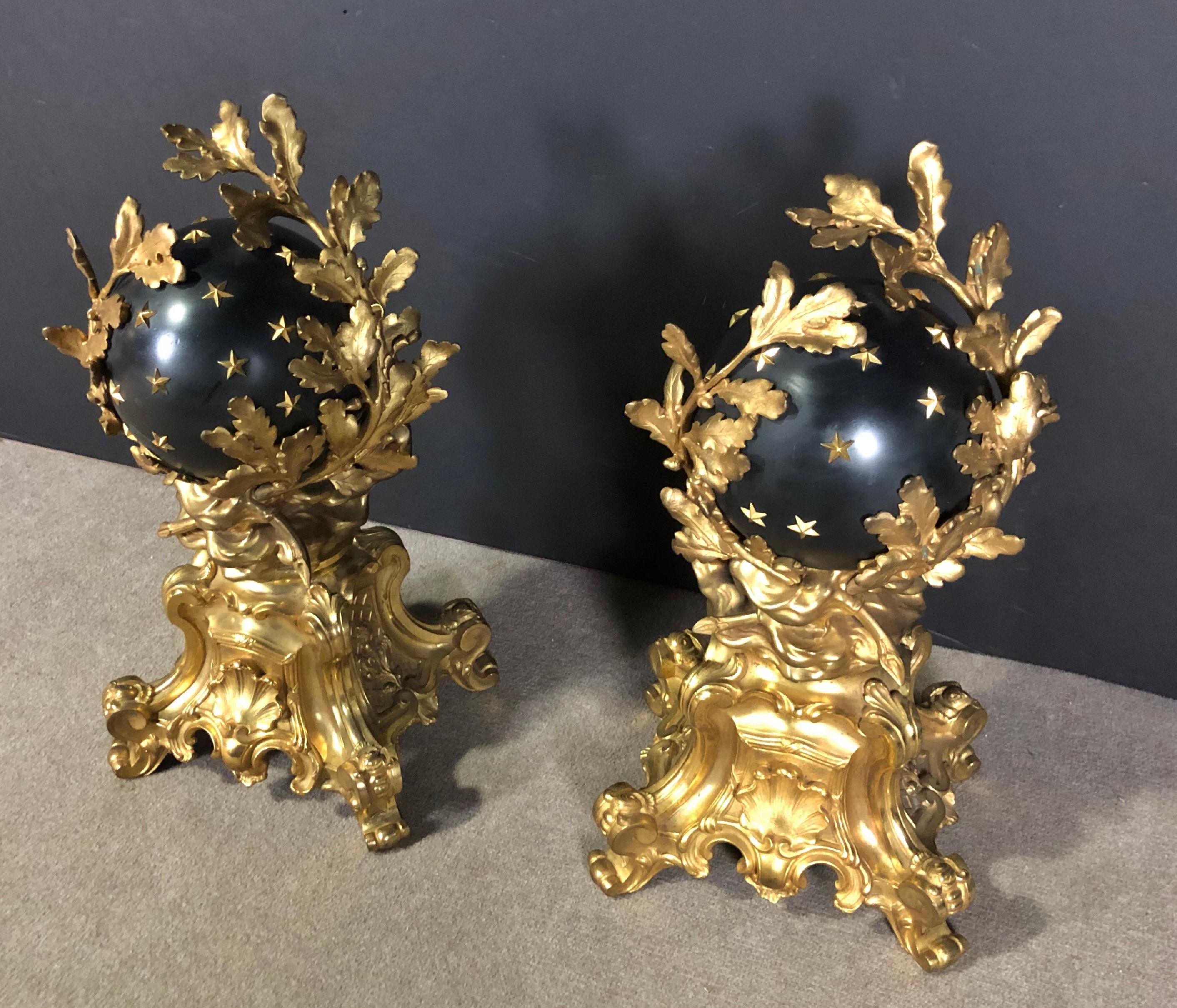 Paar vergoldete und patinierte Bronze Chenets von monumentaler Größe (Französisch) im Angebot