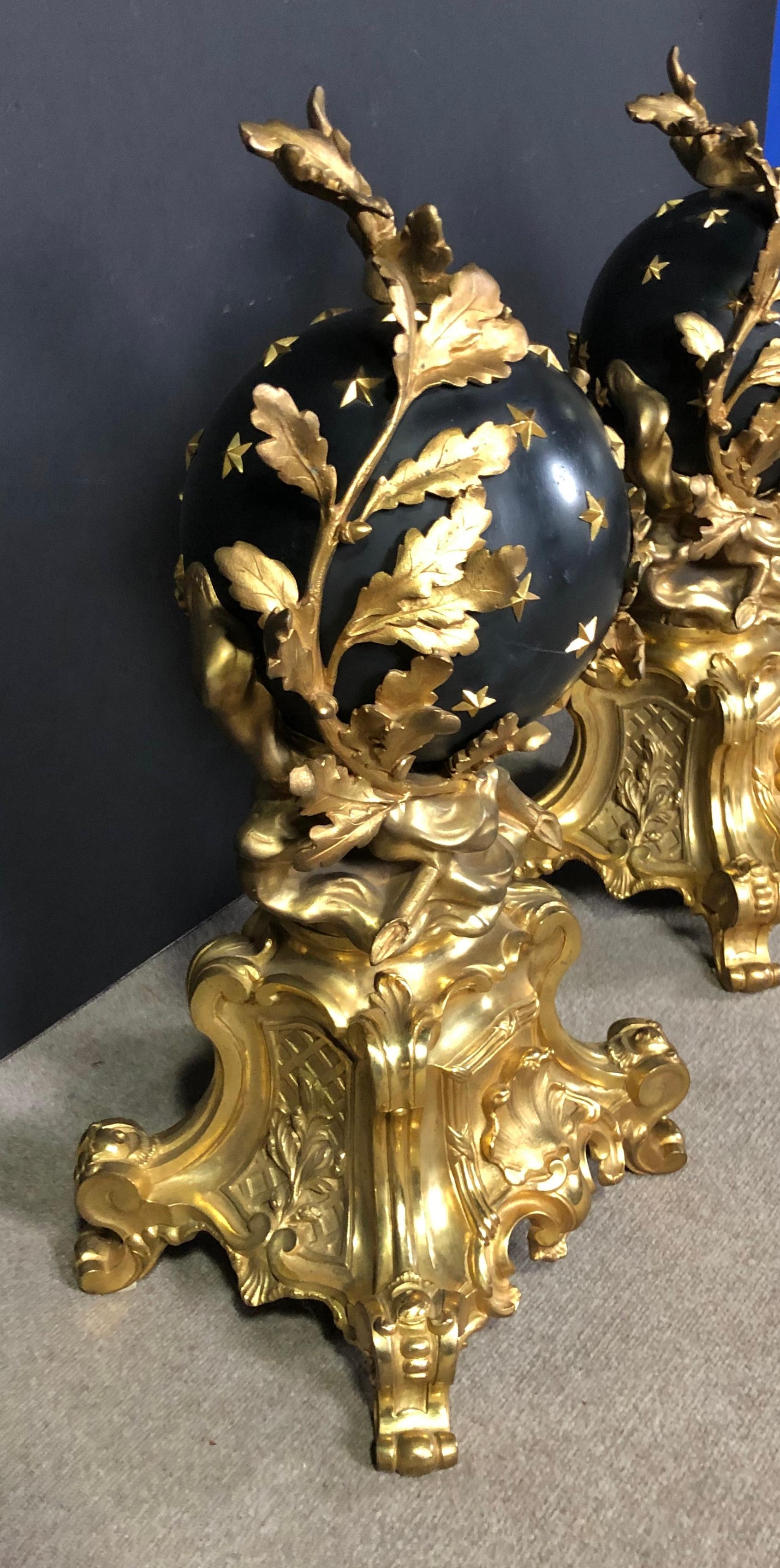 Paar vergoldete und patinierte Bronze Chenets von monumentaler Größe (Patiniert) im Angebot